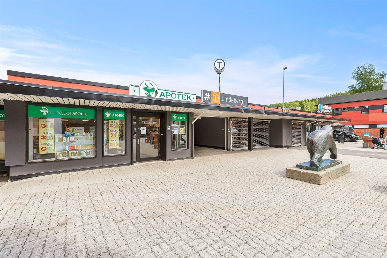 Det er kun ett minutts gange til Lindeberg senter med bl.a. dagligvarebutikken Kiwi, apotek, frisørsalong, restauranten Tyrkisk kjøkken, legesenter, samt buss- og T-baneforbindelse. Galleribilde