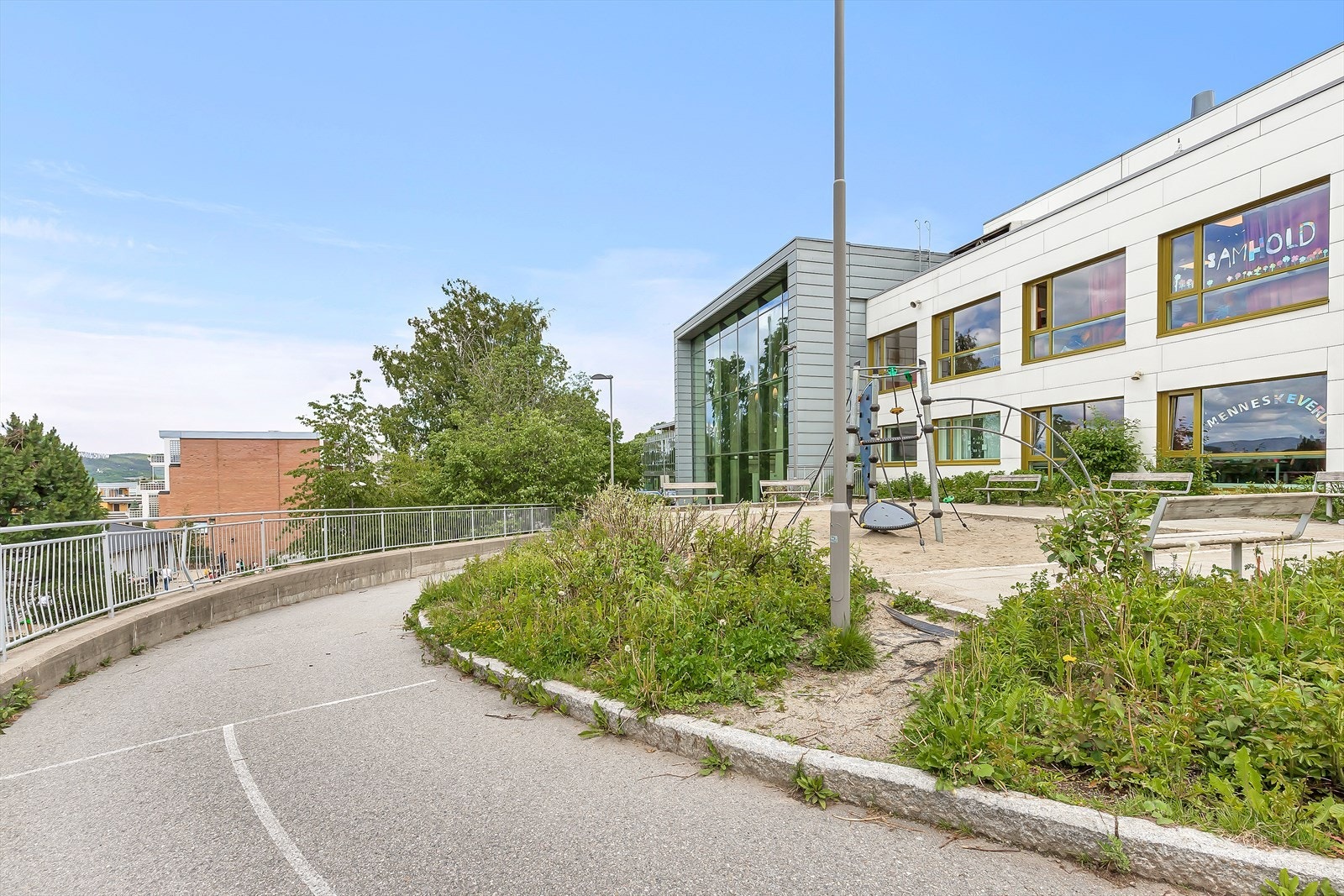Jeriko barneskole som er en meget populær skole, og Lindeberg barne- og ungdomsskole ligger ca 4 minutters gange fra boligen. Galleribilde