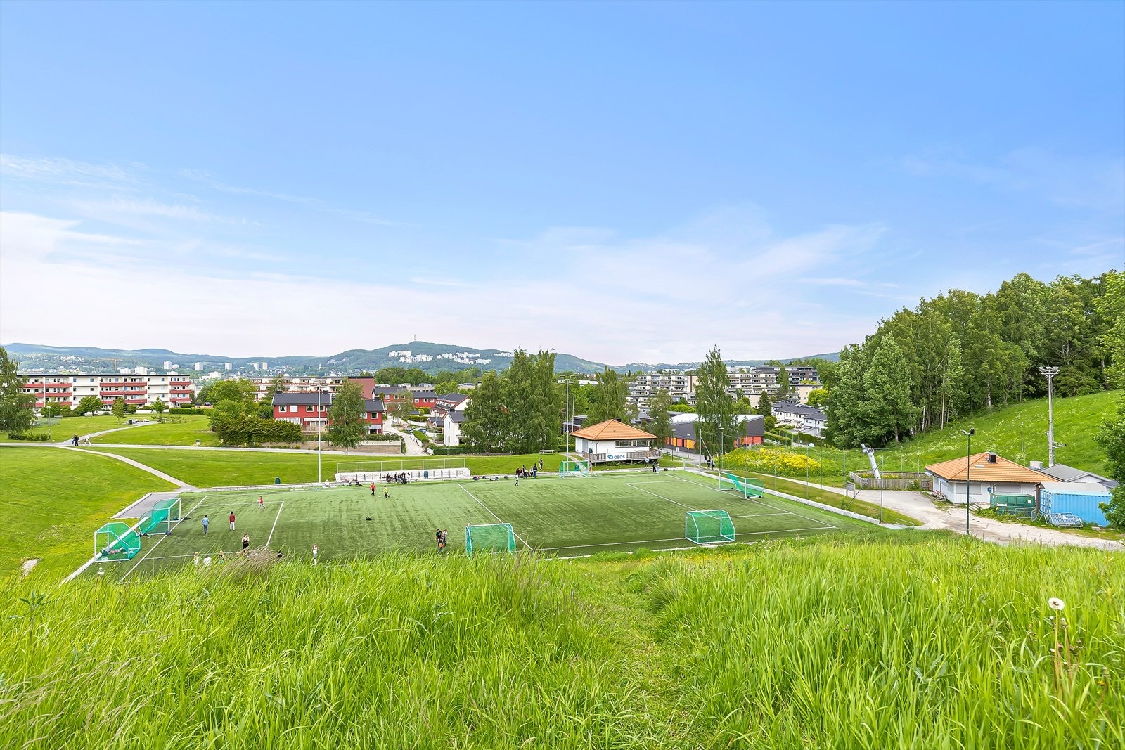 Lindeberg sportsklubb tilbyr kunstgressbane og sandvolleyball. Galleribilde