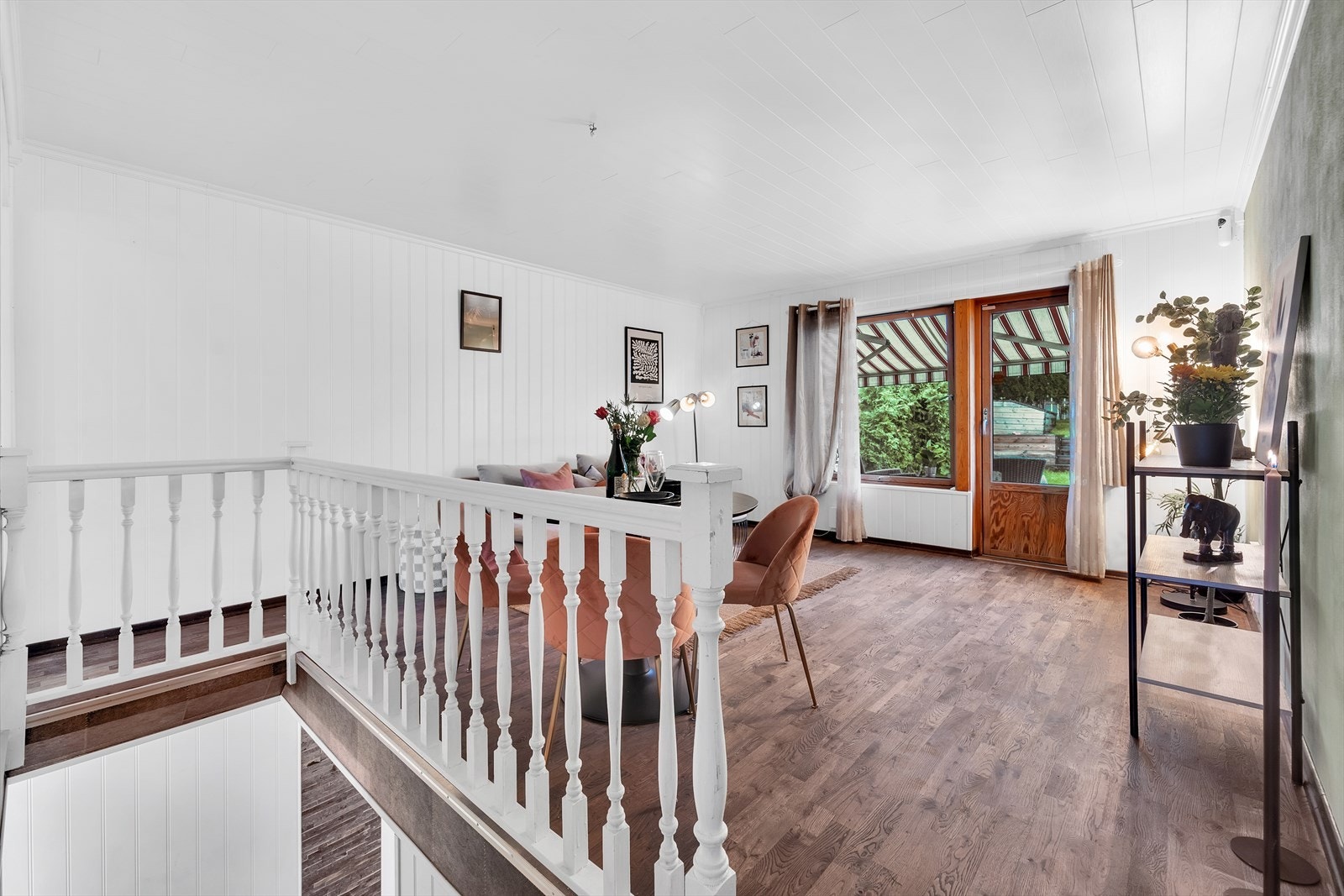 Velkommen opp! Her har du en lys stue med plass til både sofa og spisebord. Galleribilde
