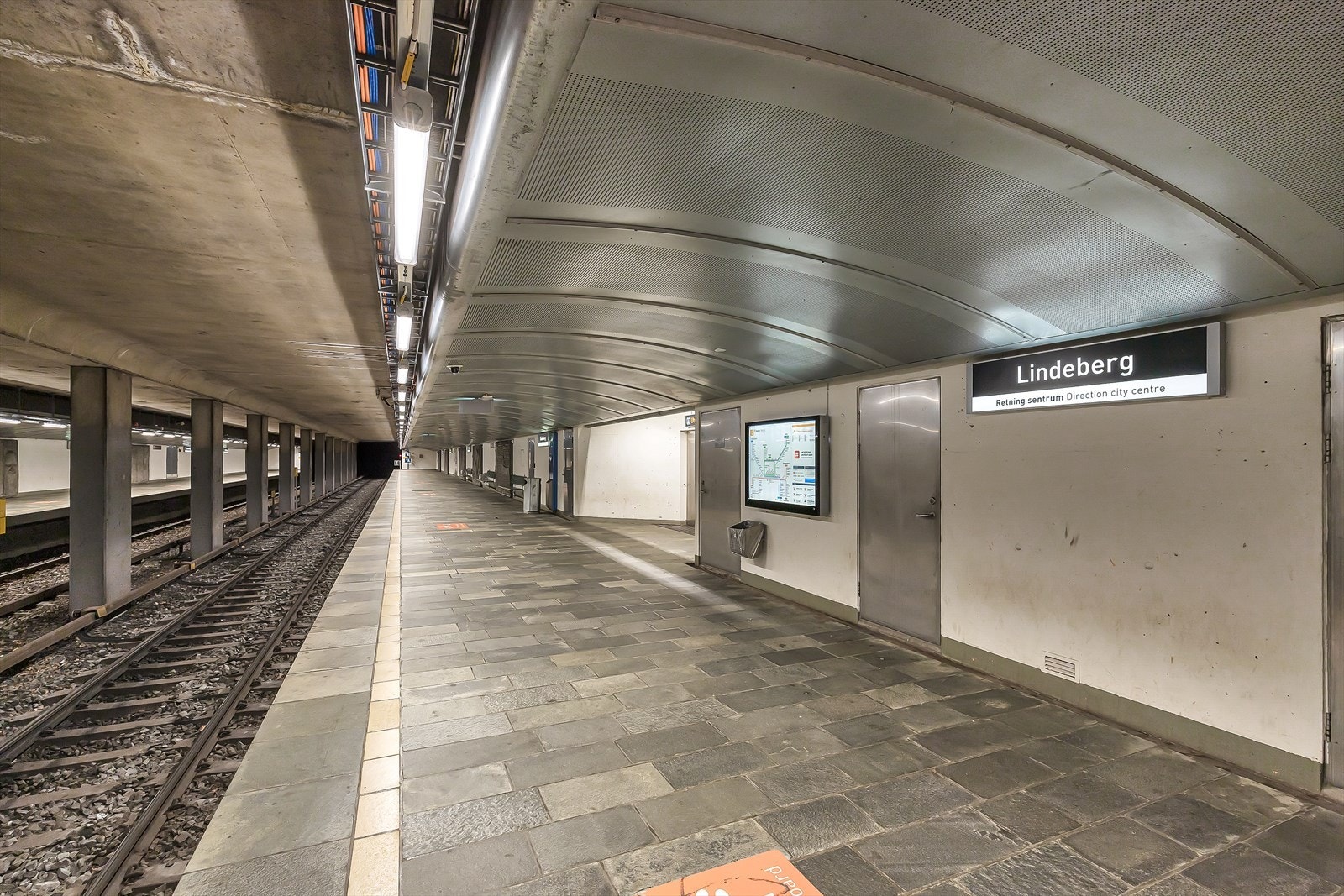 Det tar ca 2 minutter å gå til Lindeberg t-banestasjon fra boligen. Galleribilde