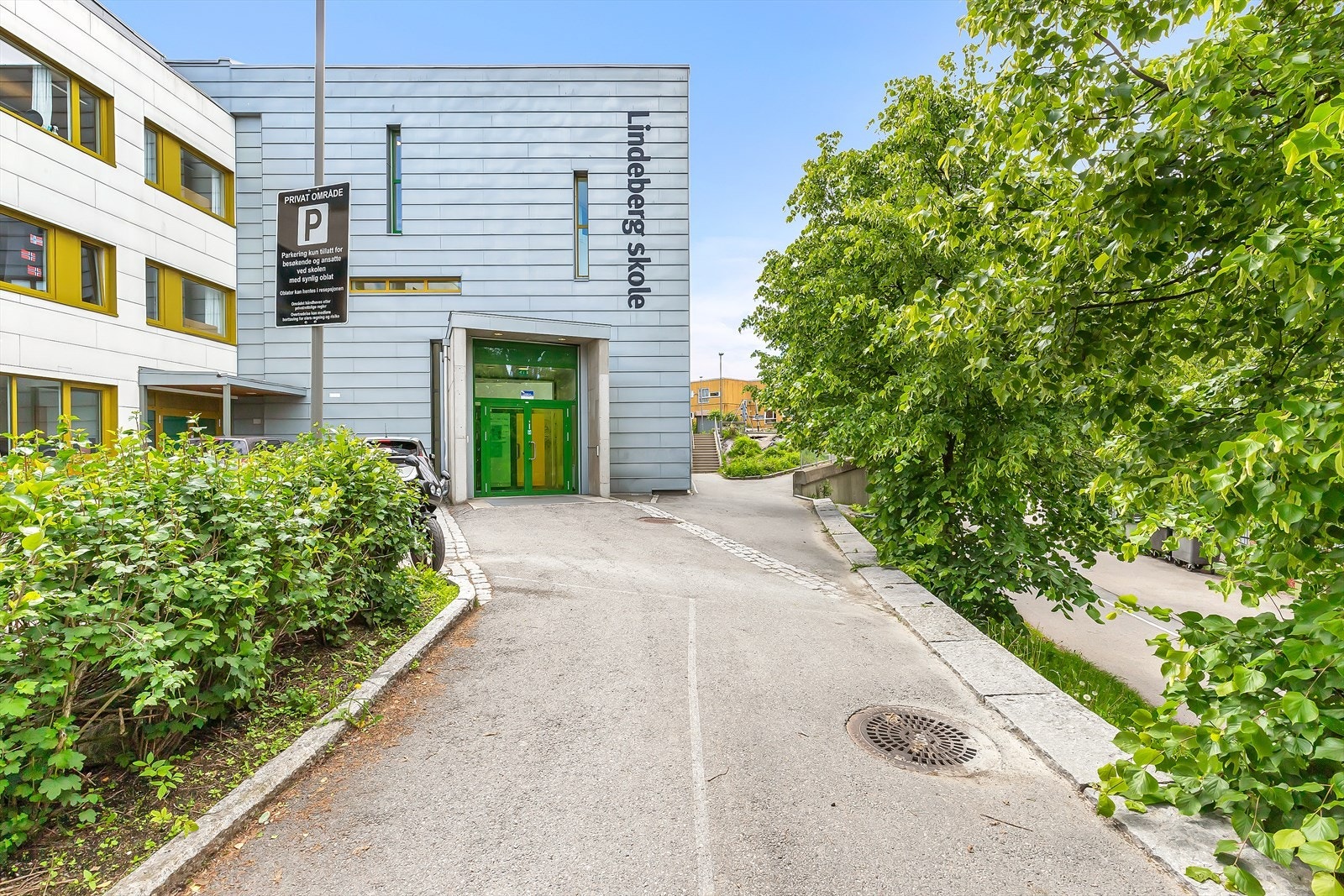 Fra boligen er det kort vei til Jeriko barneskole og Lindeberg ungdomsskole som er meget populære skoler. Galleribilde