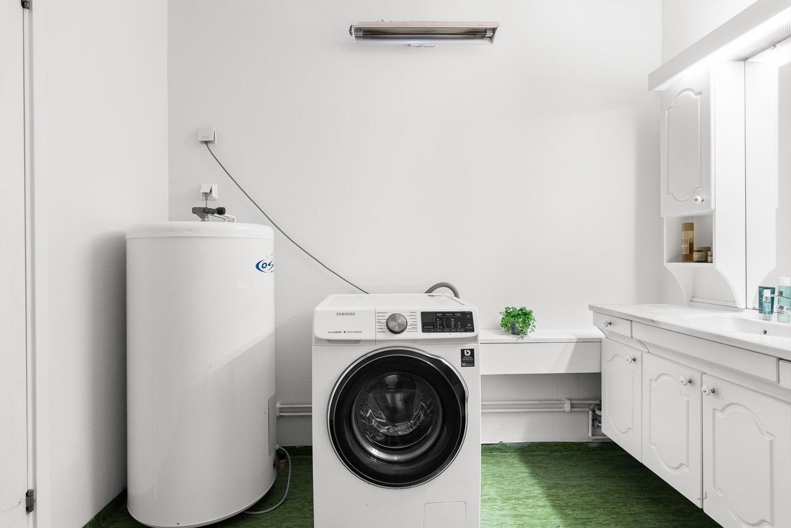 Videre er rommet utstyrt med innredningen bestående av servantskap med nedfelt servant og underskap, opplegg for vaskemaskin, dusjkabinett og varmtvannsbereder. Galleribilde