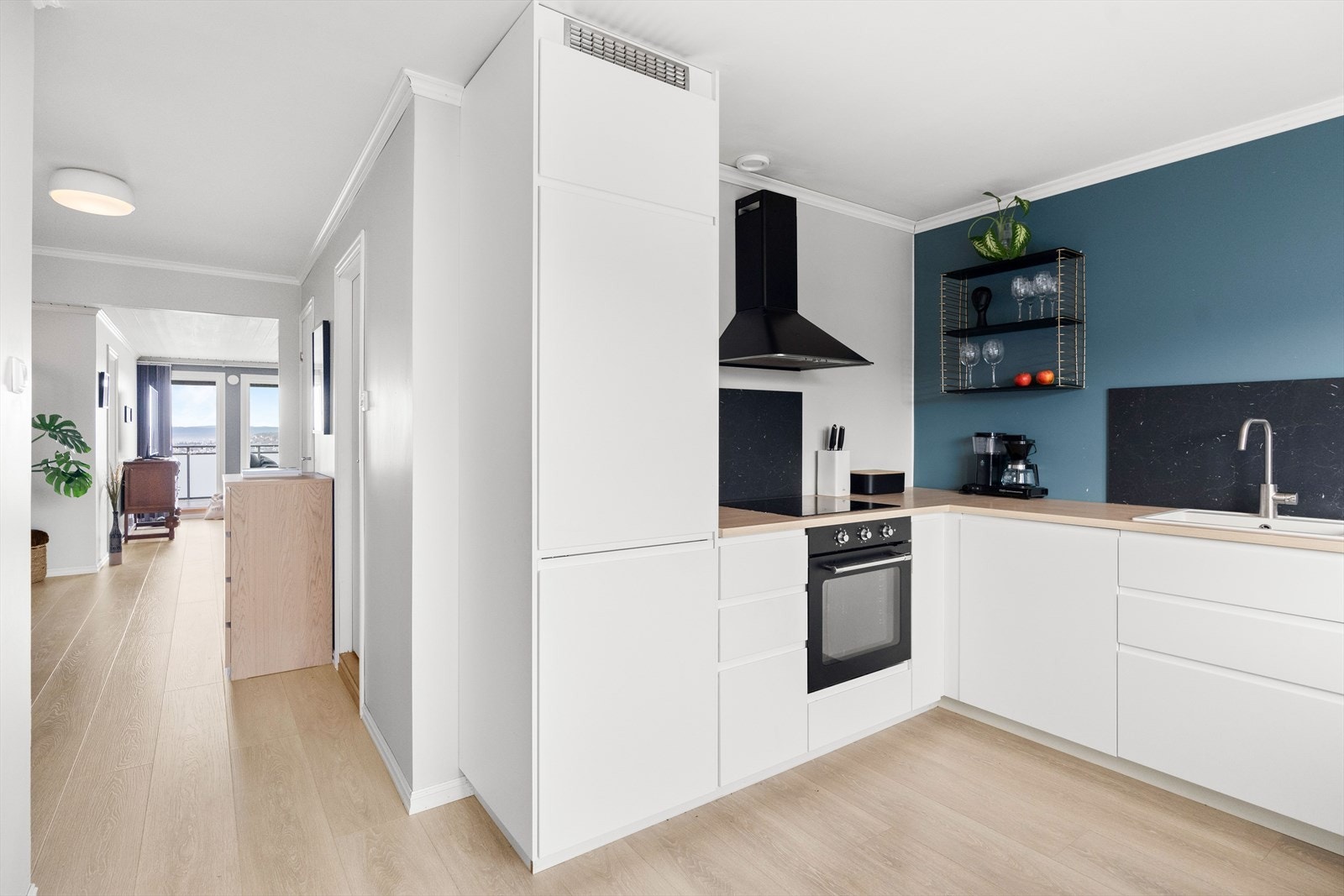 Kjøkkenet er separat, og byr på mye benk-/skapplass. Galleribilde