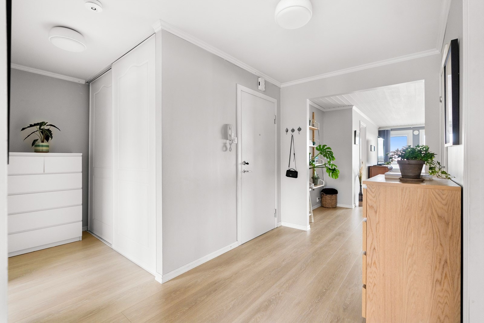 Dørcalling med åpner gjør det enkelt å slippe inn gjester fra bakkeplan. Galleribilde