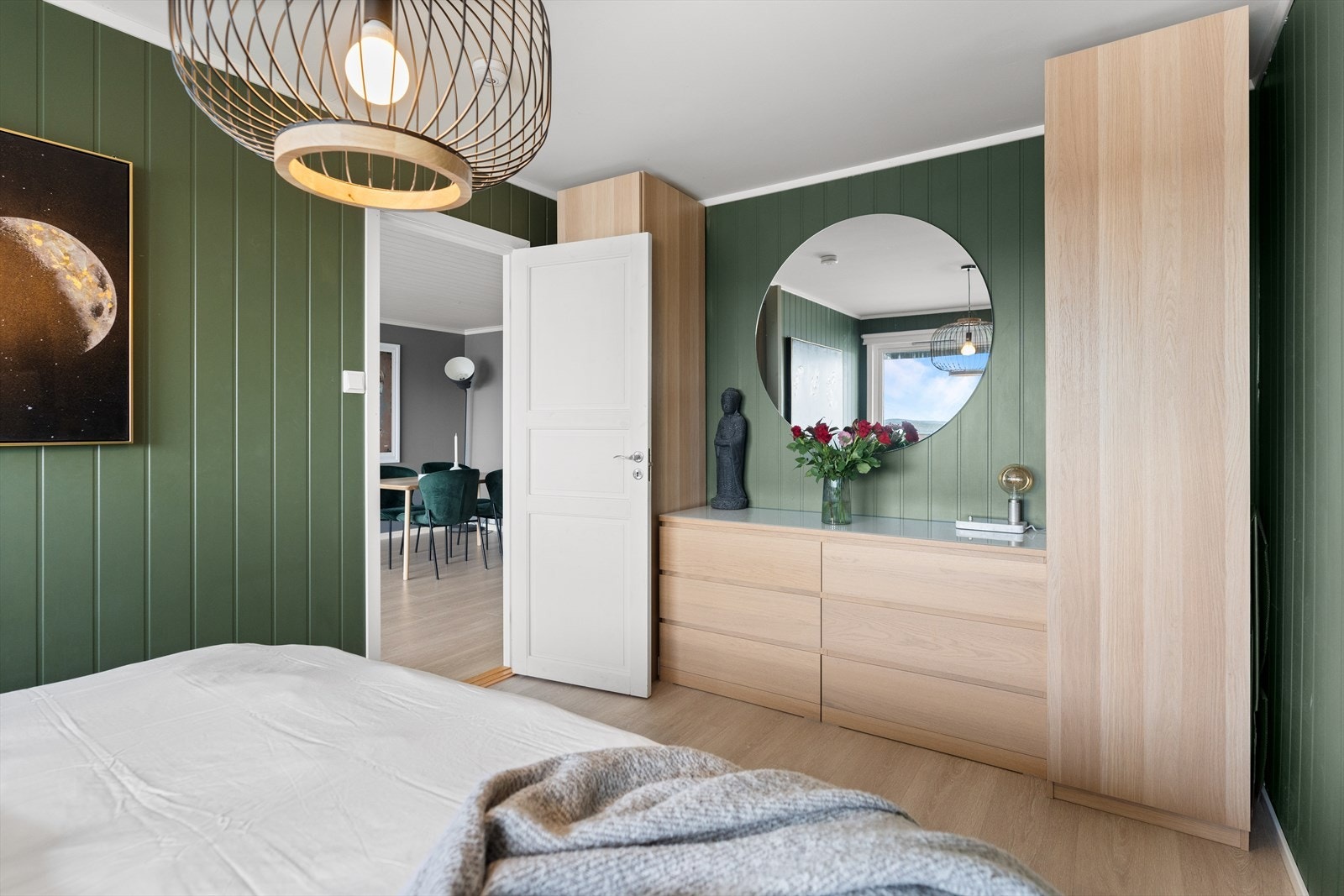 Det ene soverommet har en svært romslig garderobeløsning montert. Galleribilde