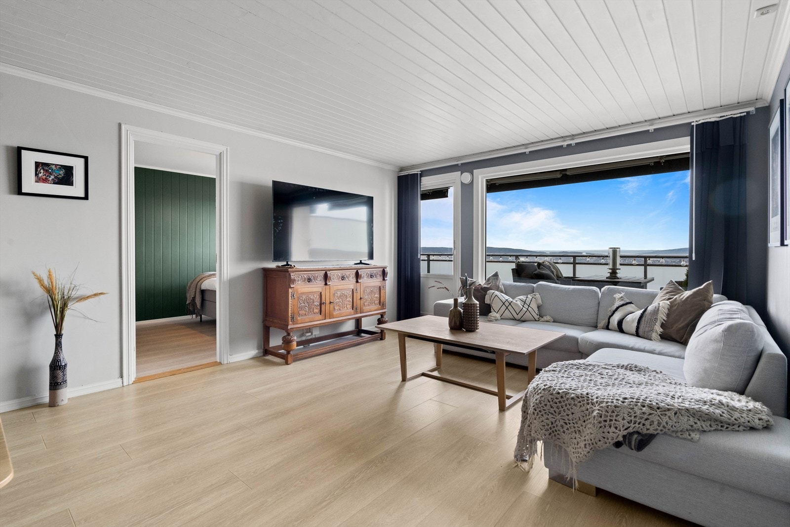 Stuen er av svært fin størrelse, med store vindusflater som slipper inn rikelig med naturlig lys. Galleribilde