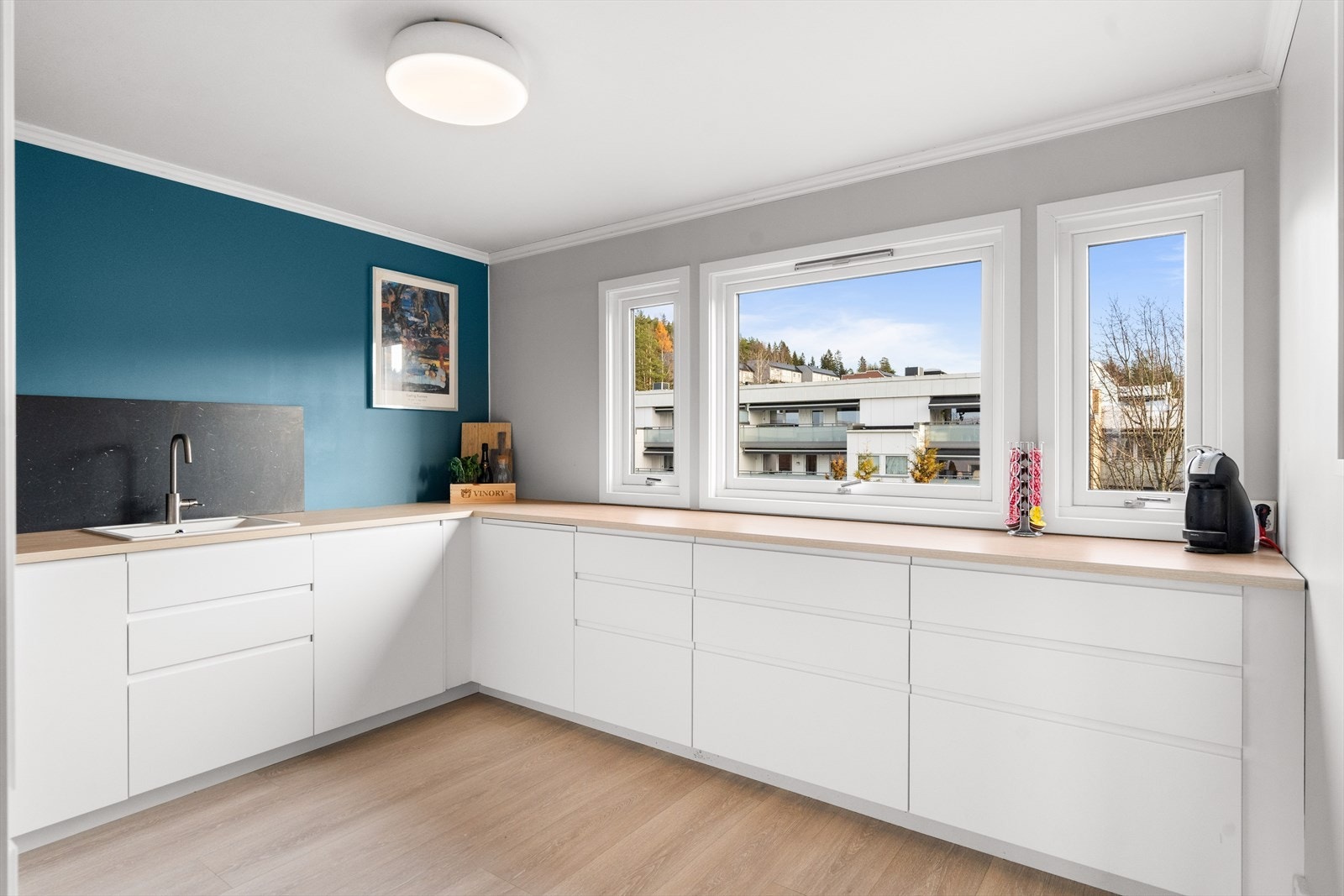 Videre er det satt inn integrert kjøle-/fryseskap, oppvaskmaskin, ovn og platetopp. Galleribilde