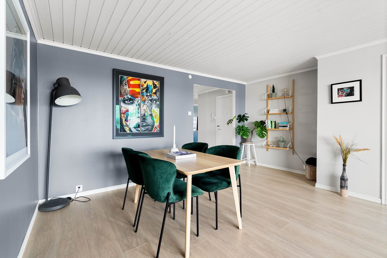 God plass til spisebord innerst i stuen, samt bokhylle. Galleribilde