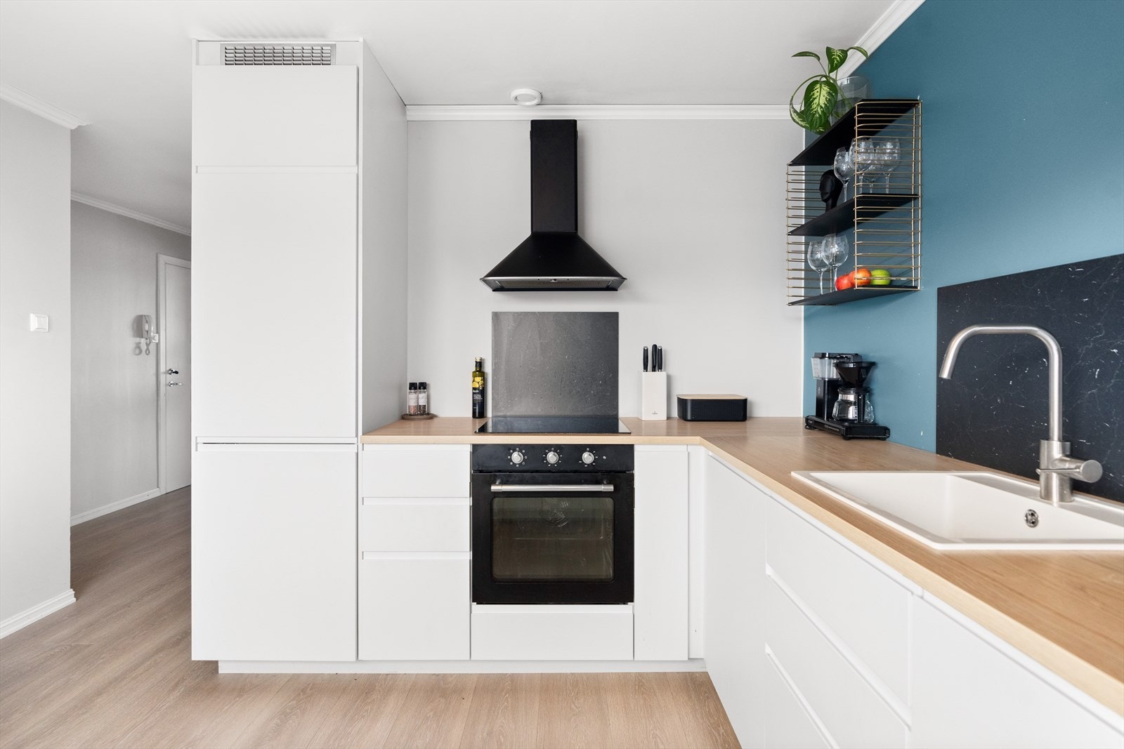 Over kokeplaten er det tilkoblet ventilator. Galleribilde