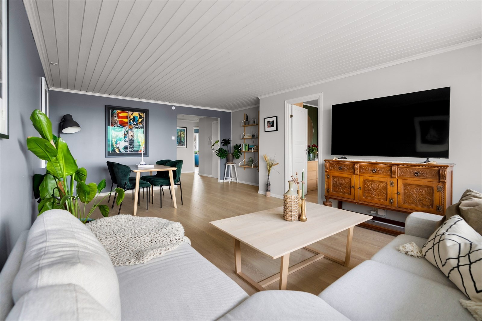 Veggene er pent malte, og det er laminat på gulvet. Galleribilde