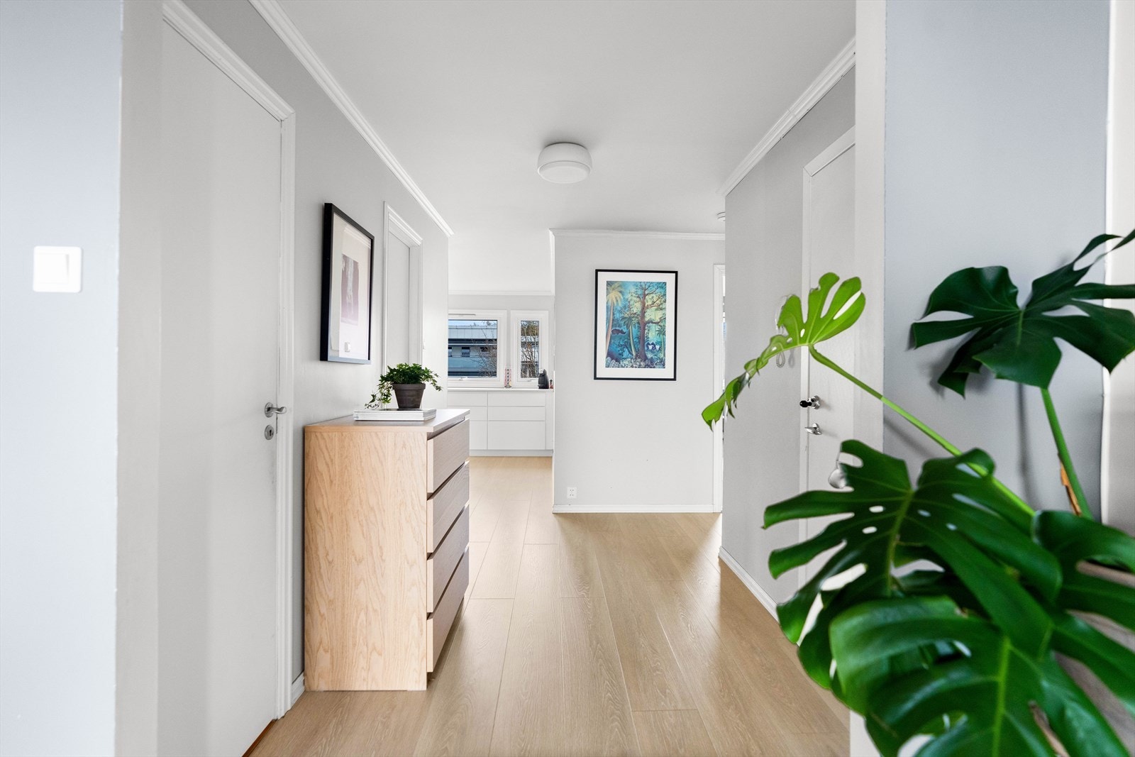 Velkommen inn! Boligen har en lys og romslig entré med plass til å henge fra seg yttertøy og sette fra seg sko. Galleribilde