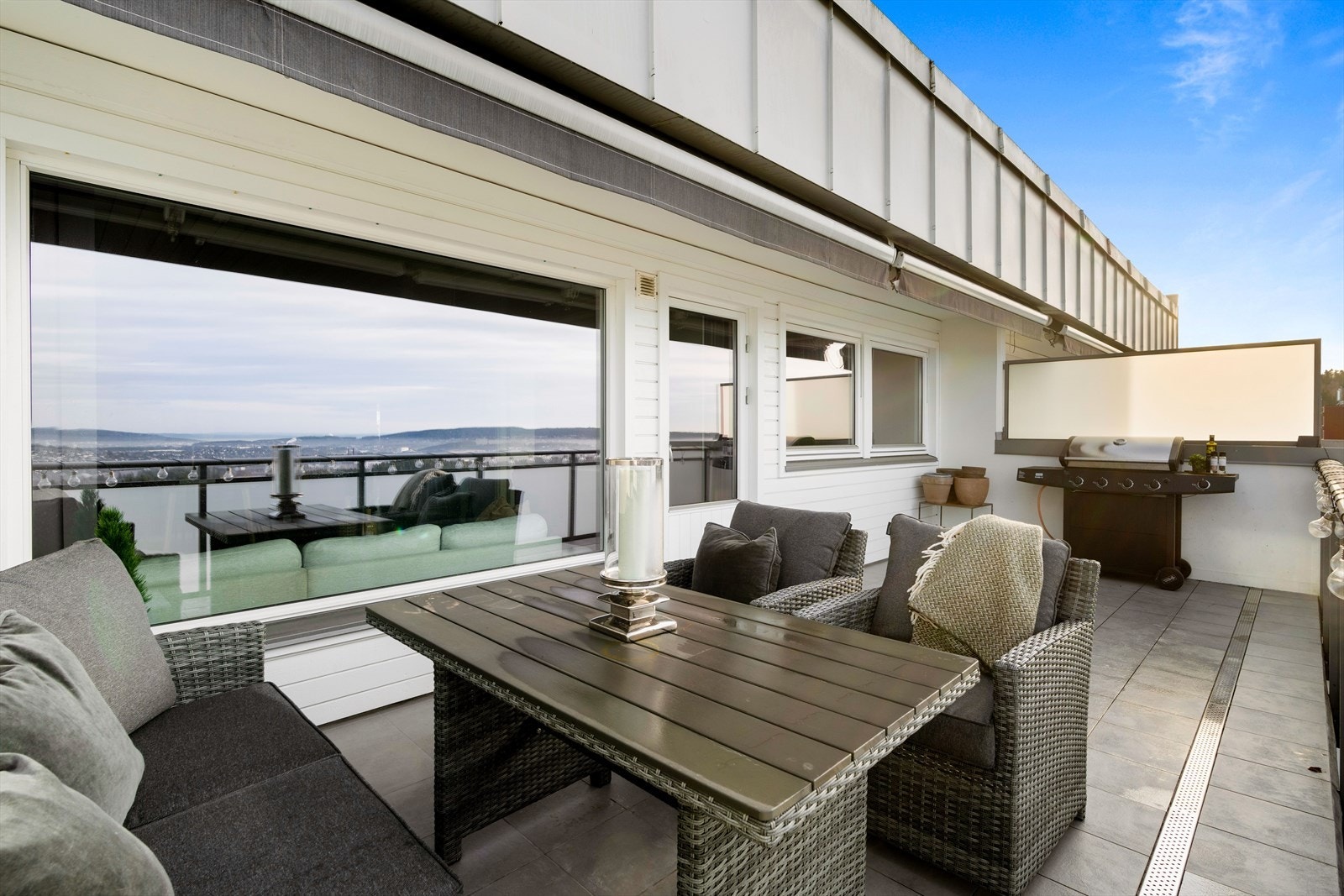 Uteplassen måler hele 20 m², og har god plass til flere sittegrupper samt gass-/elektrisk grill. Galleribilde