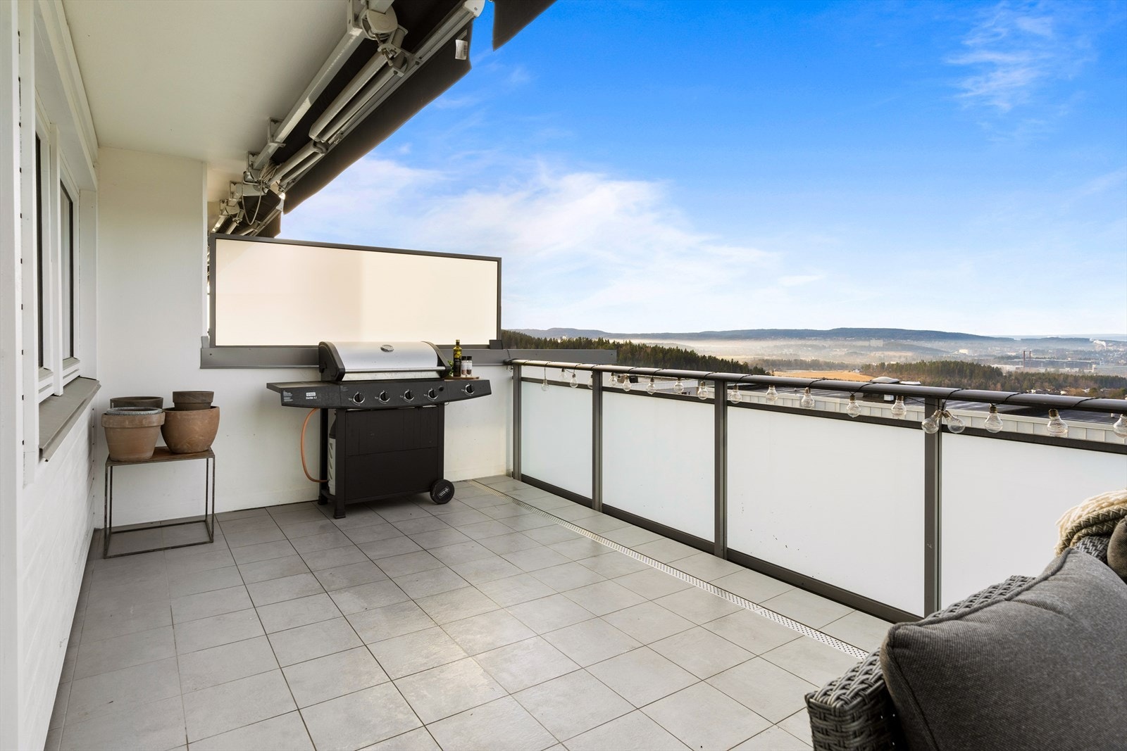 Balkongene er skjermet med levegger på hver side. Galleribilde