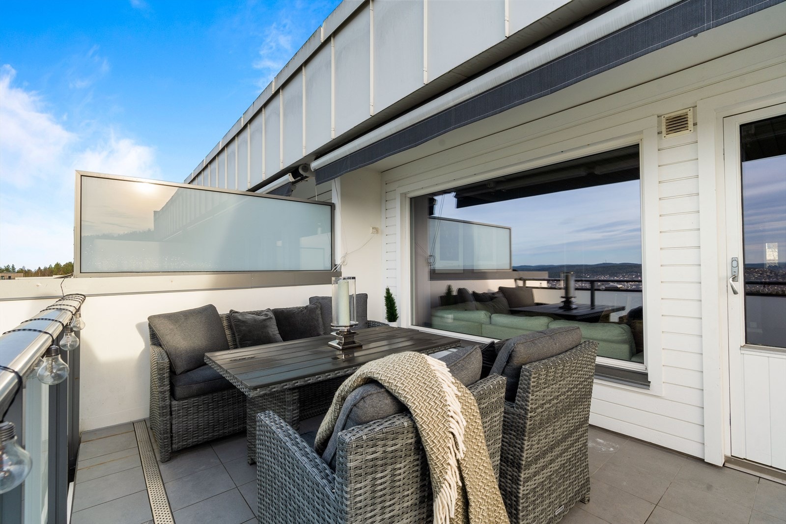 Det er montert solskjerming på balkongen. Galleribilde