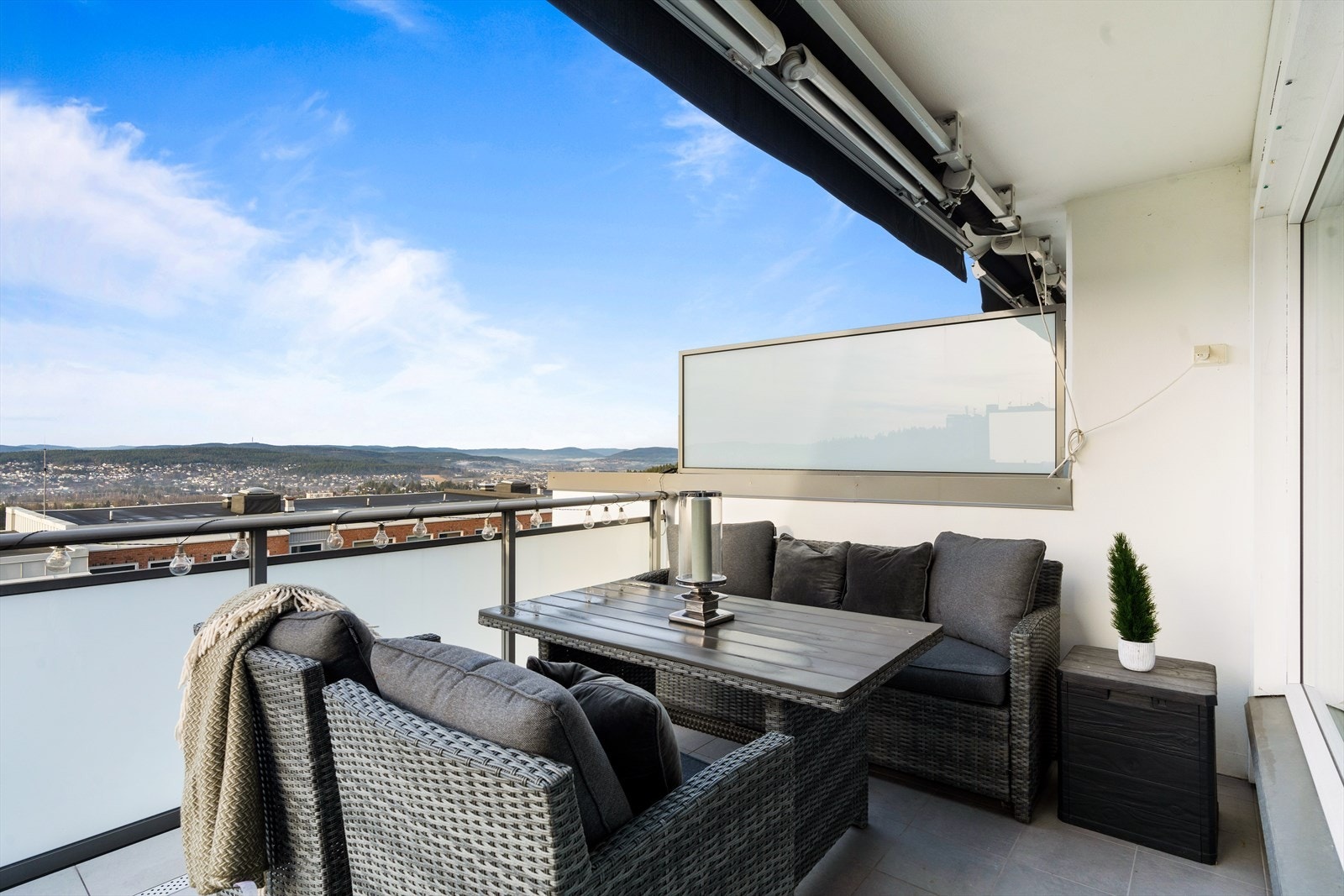 Uteplassen blir som en forlengelse av stuen i sommerhalvåret. Galleribilde