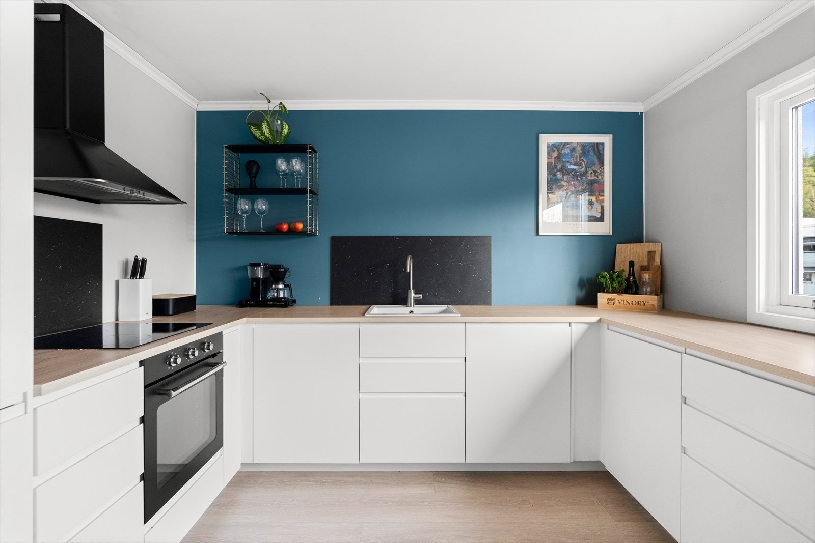 Innredningen har slette fronter, samt nedfelt oppvaskkum og 1-greps blandebatteri i benkeplaten. Galleribilde