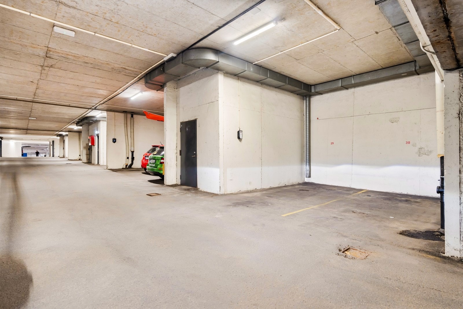 Med boligen disponeres garasjeplass i kjelleren. Det er opplegg for montering av elbillader, men ikke montert ladeboks. Dette kan bestilles via borettslaget om man ønsker. Galleribilde