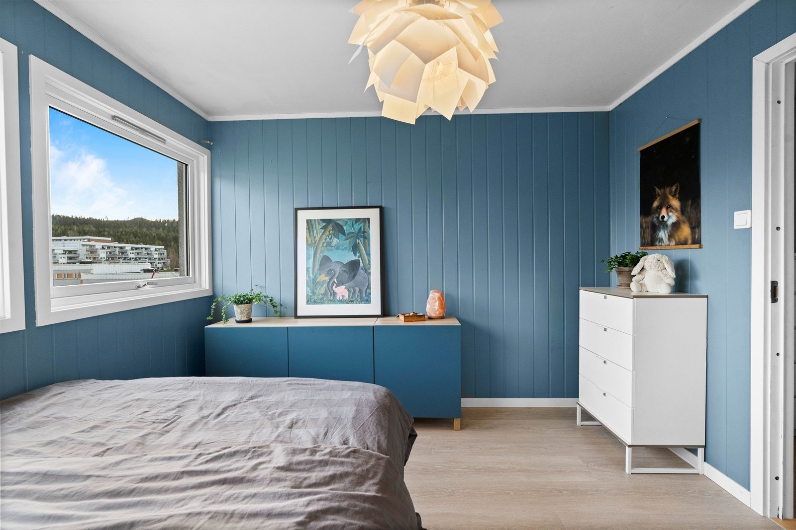 Begge rom har plass til dobbeltseng med tilhørende nattbord. Galleribilde