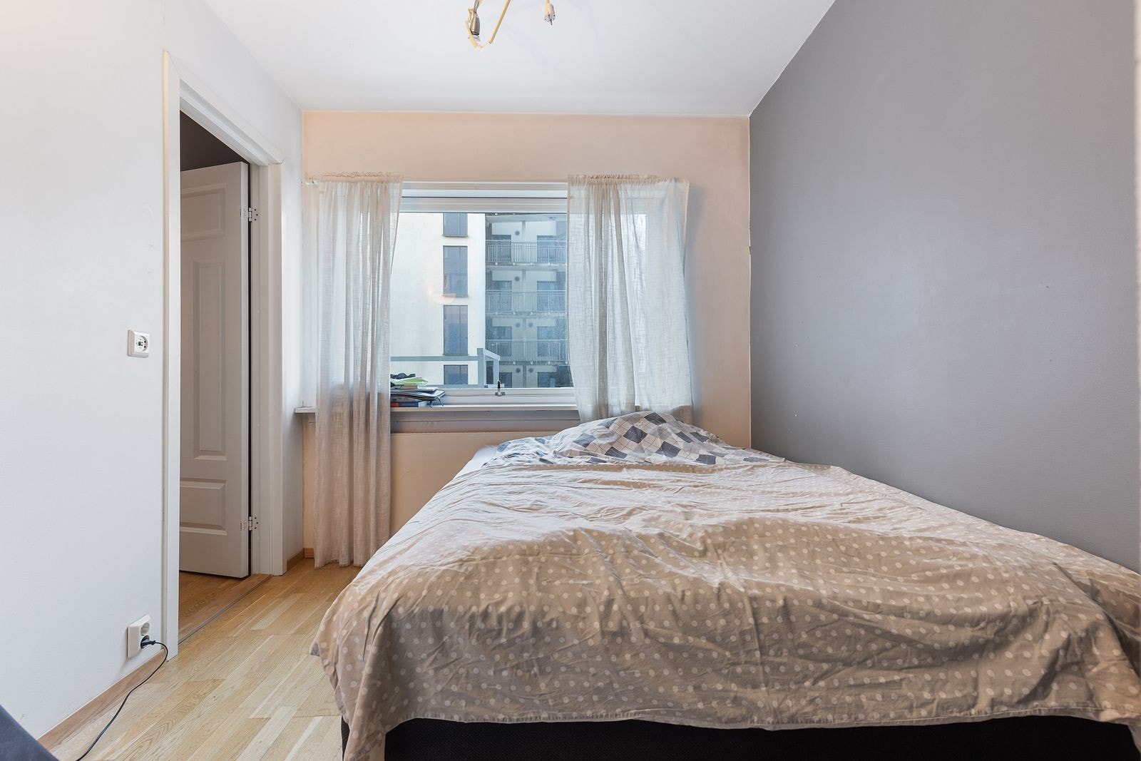Soverom med walk-in closet. Galleribilde