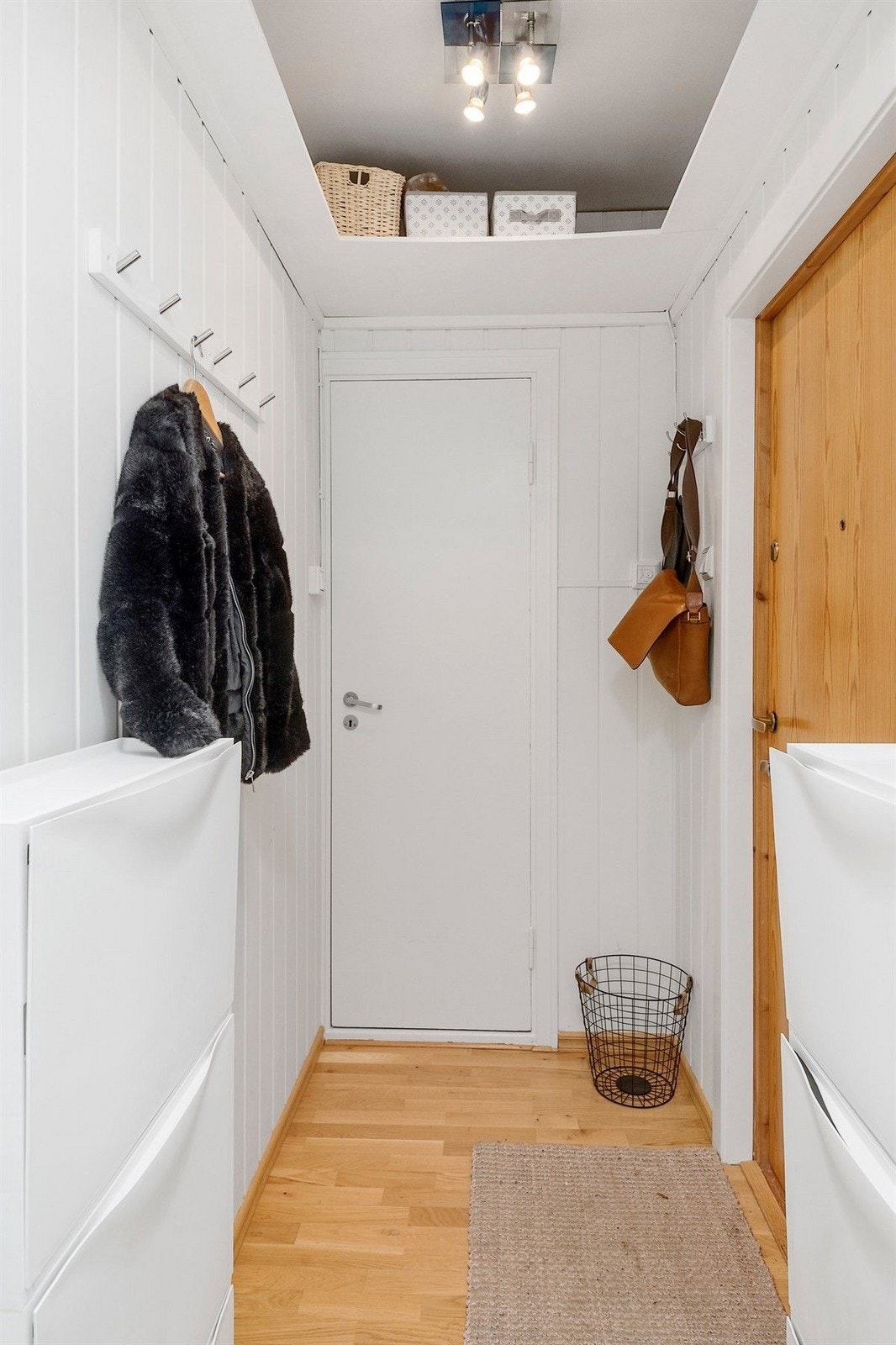 Entre med plass til oppheng av klær og sko Galleribilde