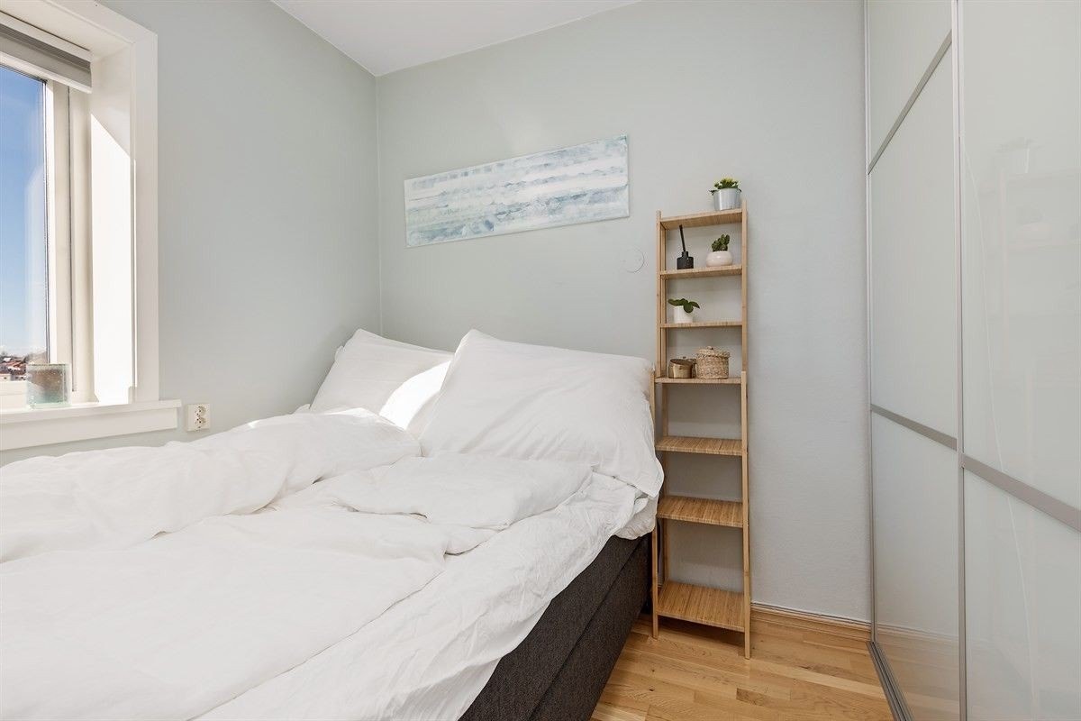 Lyst og romslig soverom med garderobeskap Galleribilde