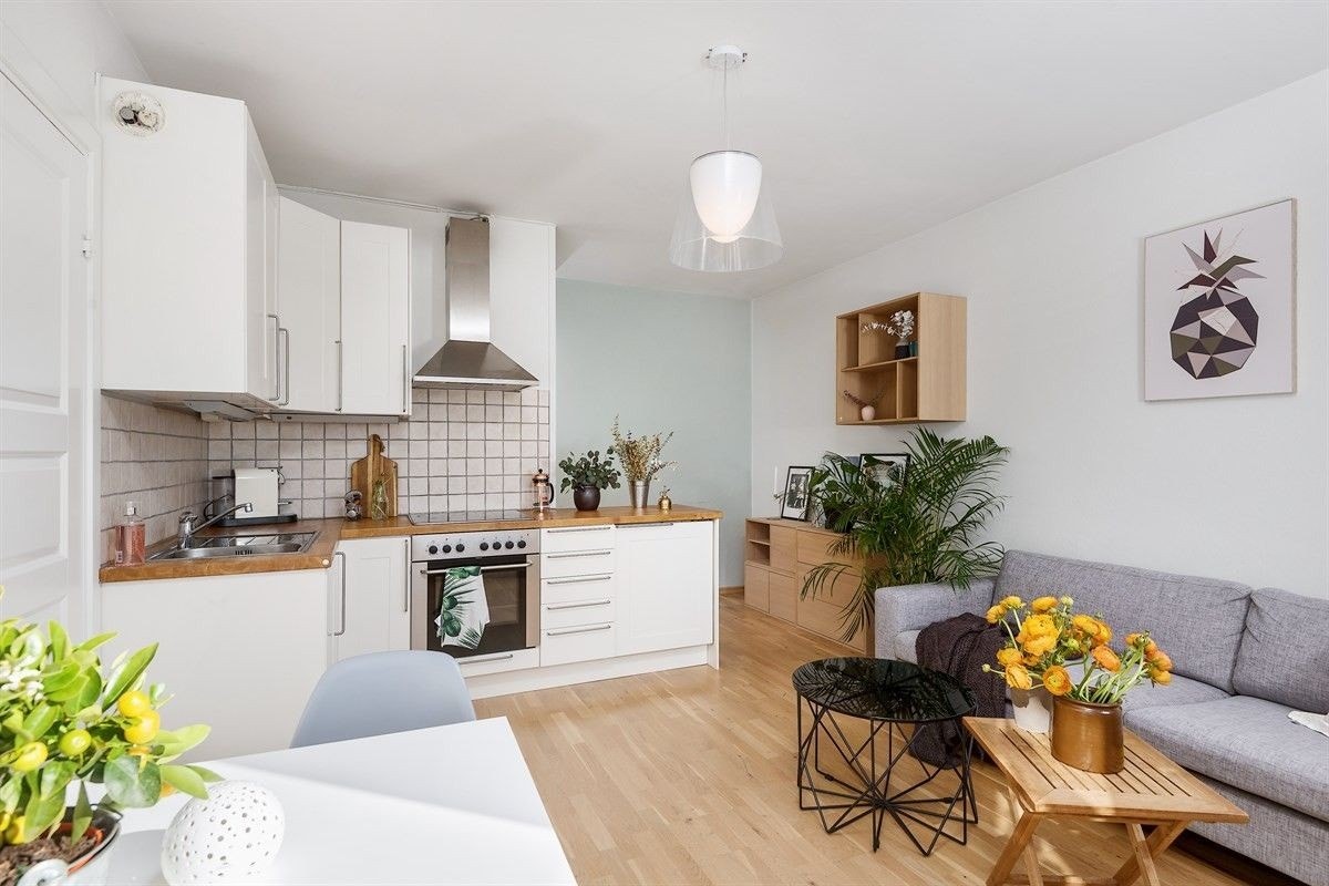 Lekkert kjøkken med integrerte hvitevarer Galleribilde