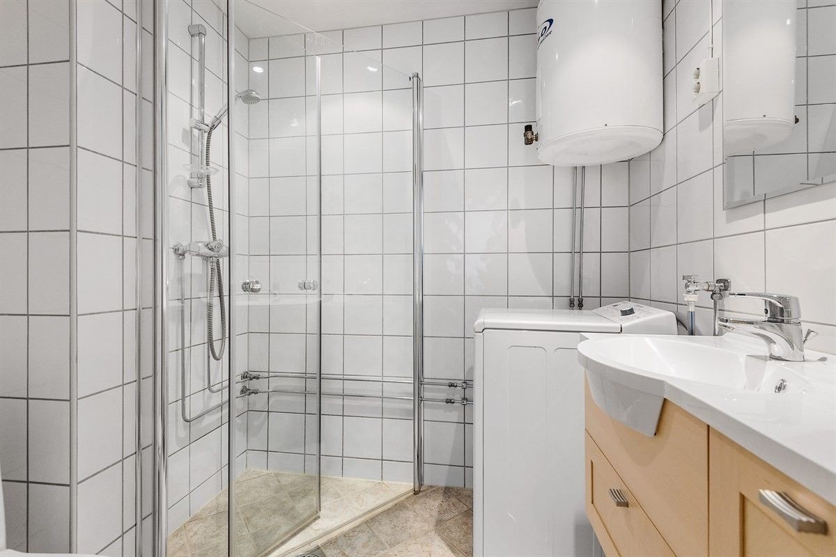 Pent flislagt bad med varmekabler Galleribilde