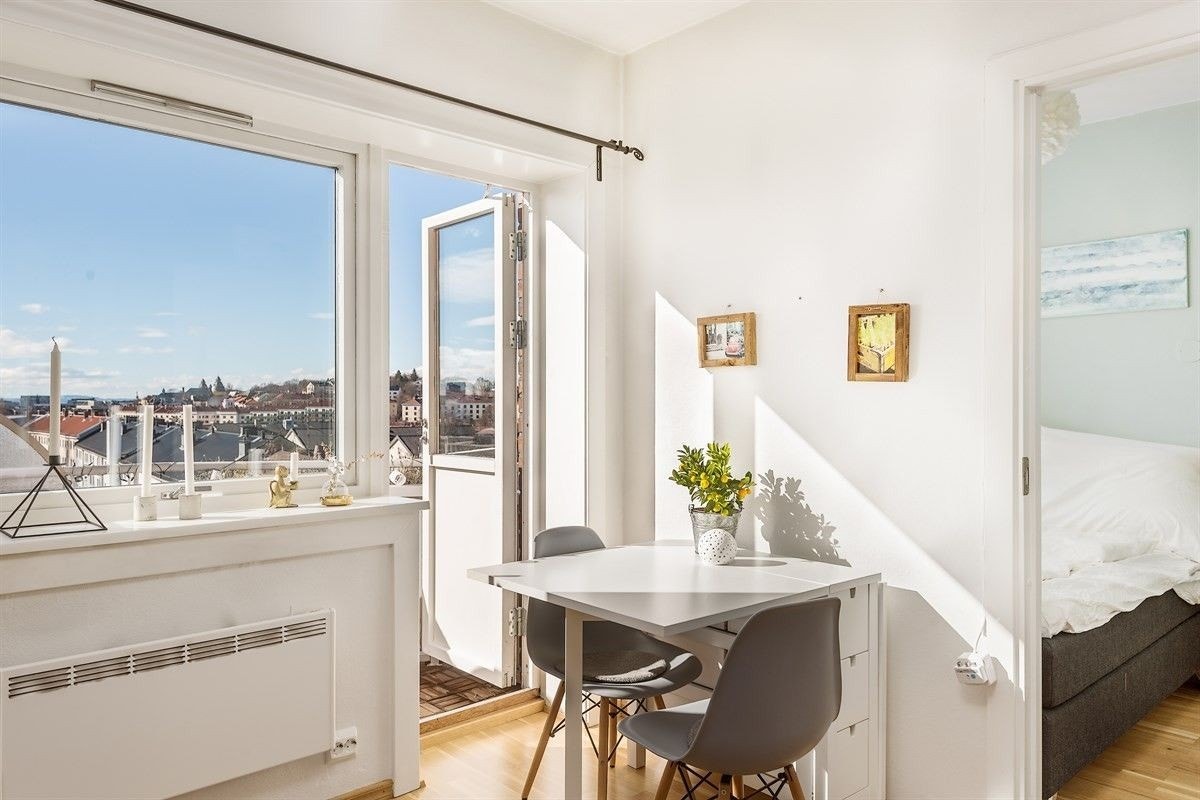 Store vindusflater som gir gode lysforhold Galleribilde