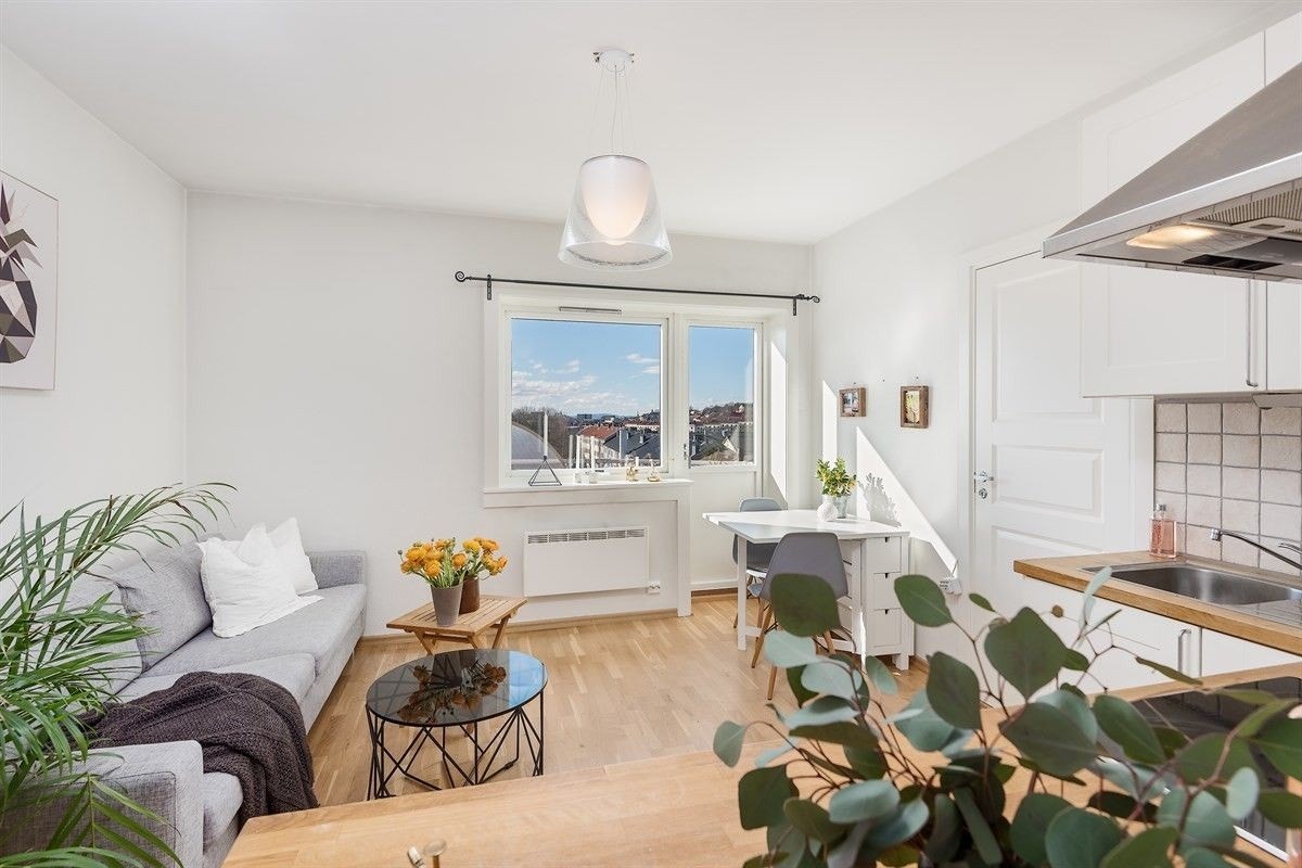 Innbydende stue med gode møbleringsmuligheter Galleribilde