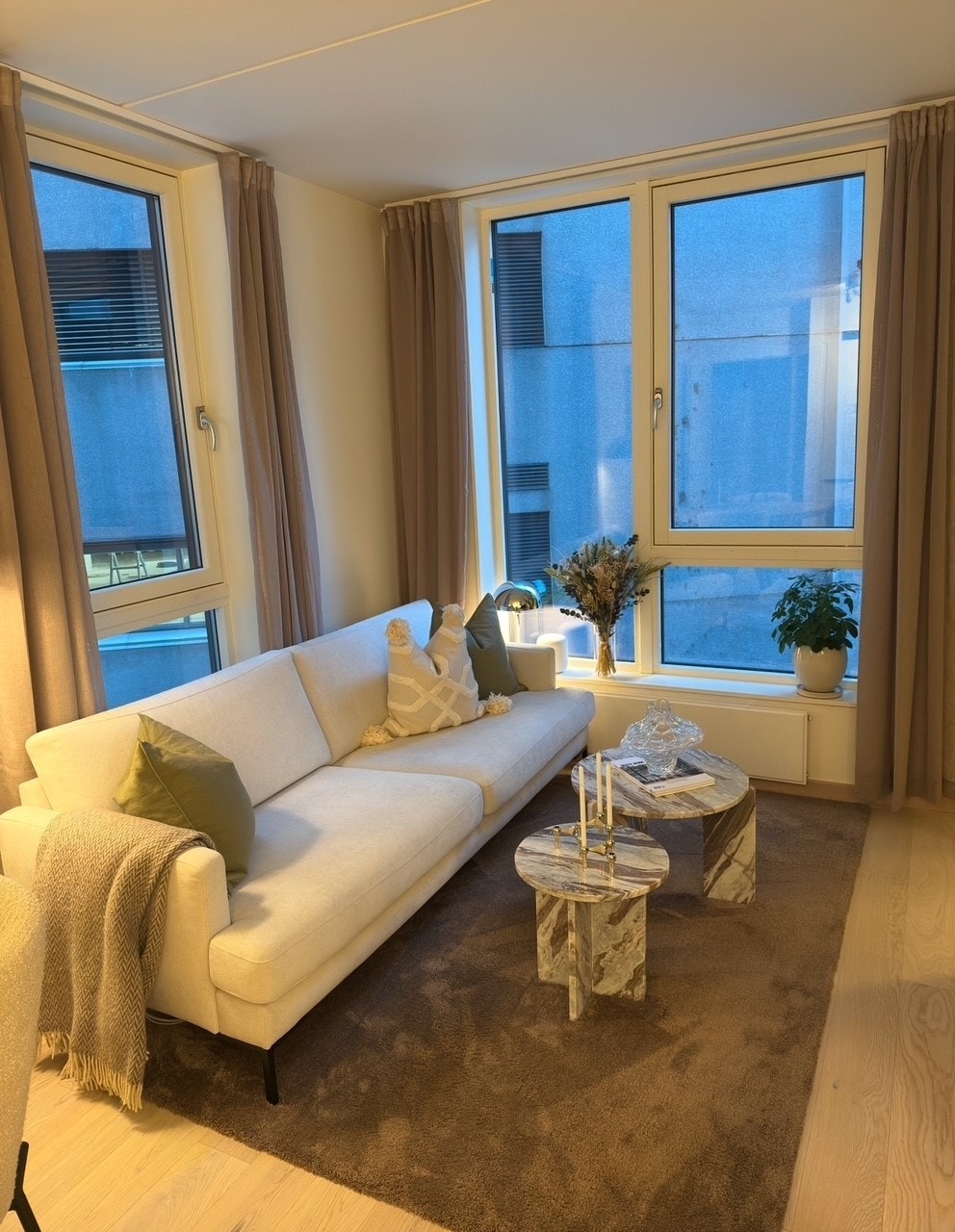 Plass til både sofa og spisebord. Leiligheten leies ut umøblert. Galleribilde