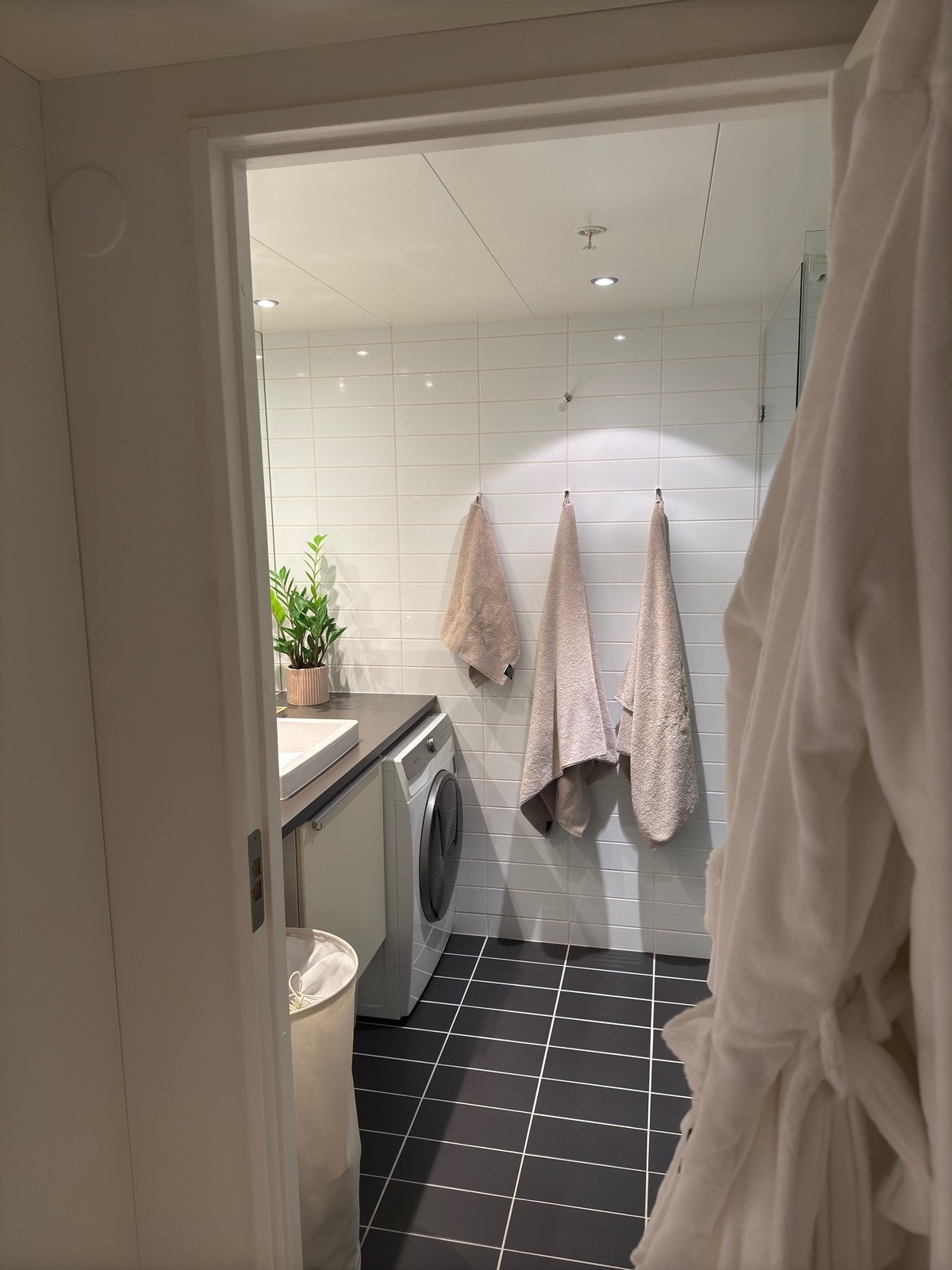 Inngang til badet via soverommet. Galleribilde