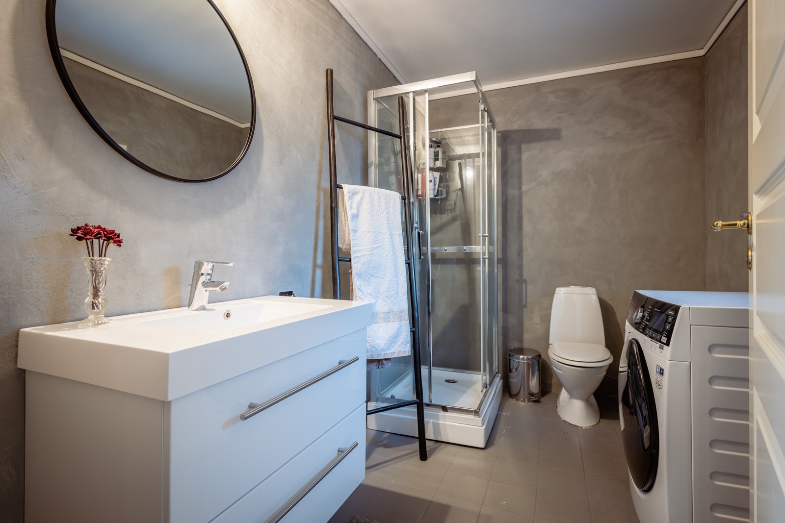 Badet i 1 etasje har wc, dusjkabinett og enkel servant. Det er også opplegg for vaskemaskin og tørketrommel. Galleribilde