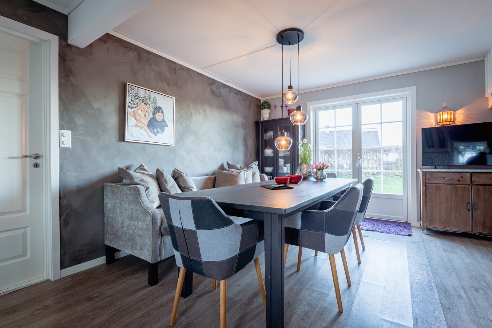 Spisestue med utgang til veranda. Verandadørene gir godt med naturlig lys inn i spisestuen. Galleribilde
