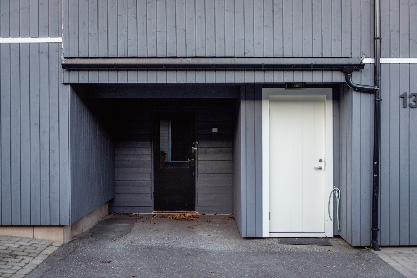 Det er carport til liten bil, bod til oppbevaring av dekk, sykler etc. Det er også egen inngang inn til innebod, så man slipper å gå med våte klær inn hovedinngangen på regntunge dager. Galleribilde