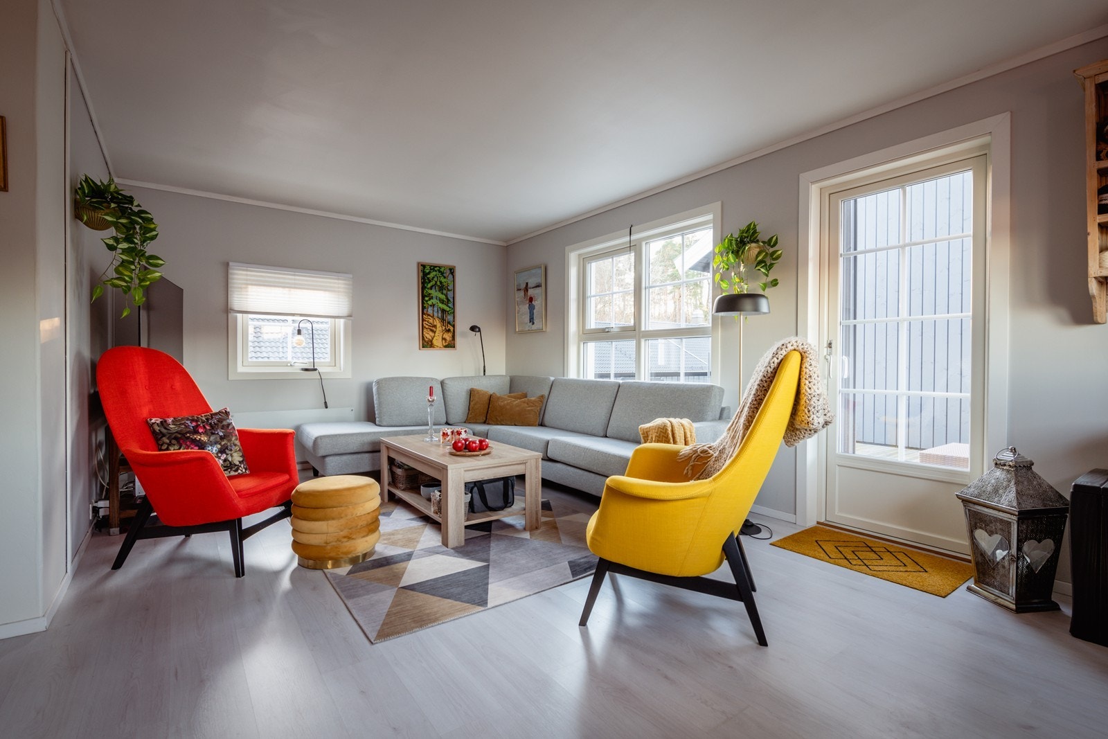 Moderne stue med plass til både sofakrok og sittegruppe. Fra stuen har man adkomst ut til verandaen, og inn til begge soverommene og badet. Galleribilde