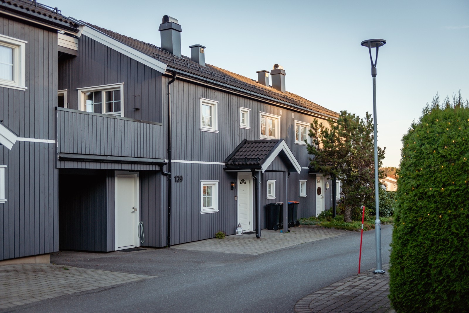 Koselig og praktisk enebolig i rekke, beliggende i rolig gate. Galleribilde