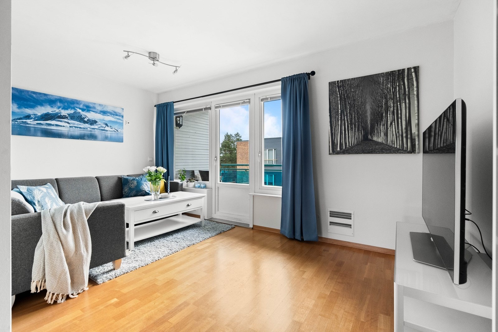 Fra stuen er det utgang til en balkong med plass til utemøbler og gass-/elektrisk grill. Galleribilde