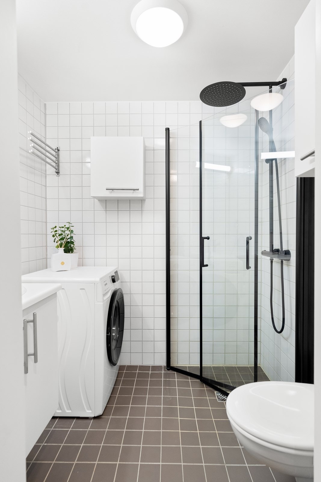 Badet har flislagte overflater, gulvvarme og moderne løsninger. Galleribilde