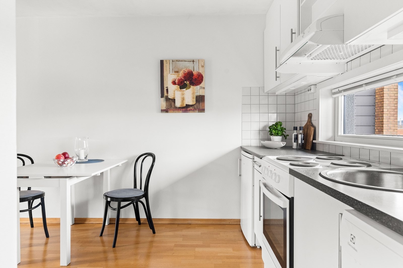 Store vindusflater i leiligheten sørger for rikelig med naturlig lys. Galleribilde