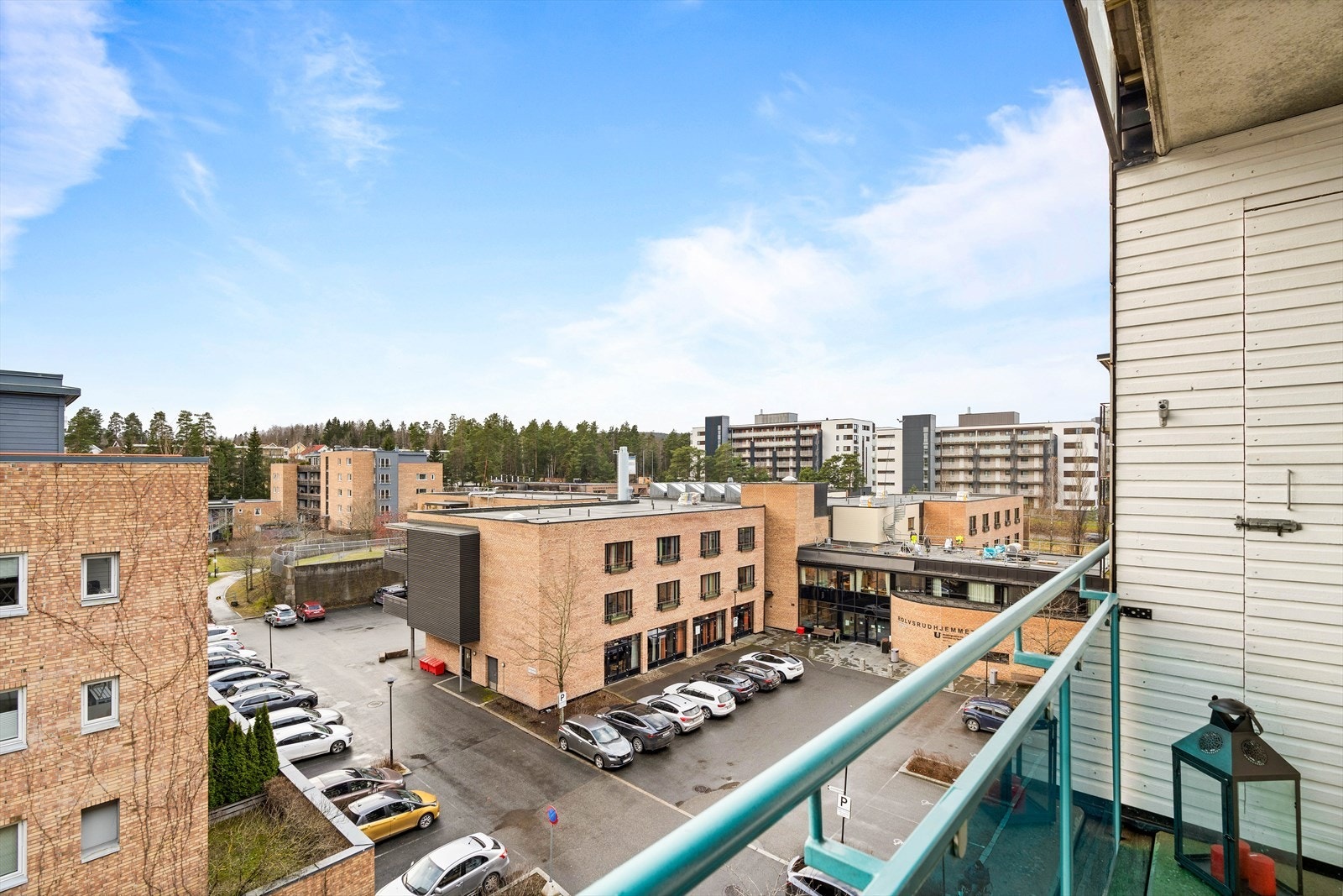 sydvendt balkong på ca. 5 m² med fine sol- og utsiktsforhold. Galleribilde