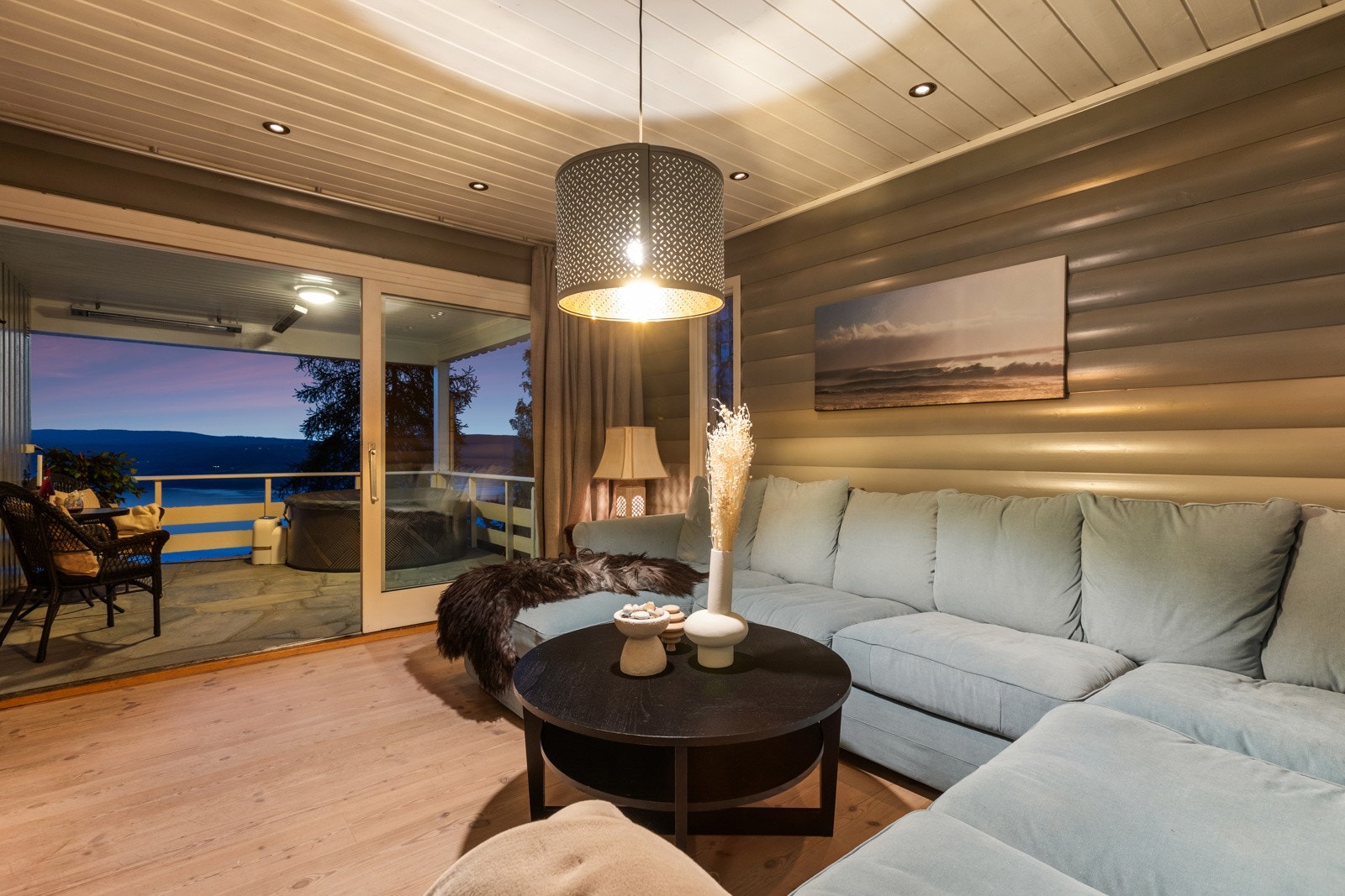 Kveldsstemning i TV-stuen. Galleribilde