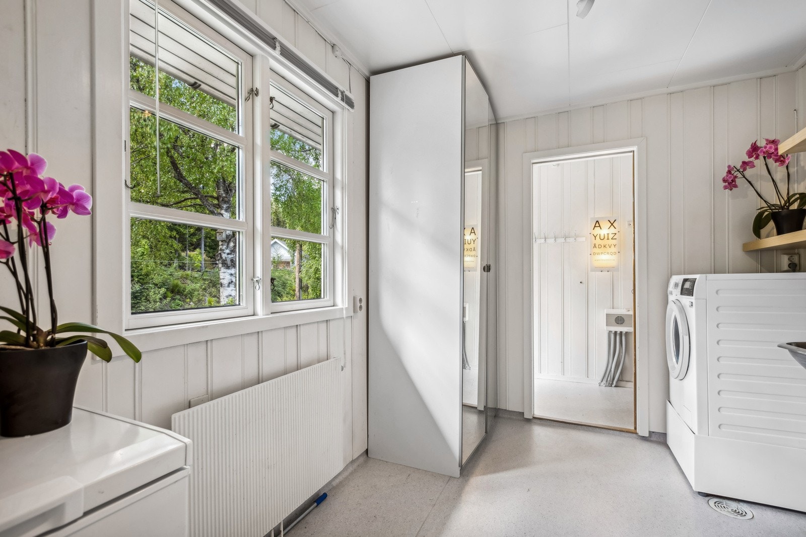 Velkommen inn! Gangen i 1. etasje har utslagsvask og opplegg for vaskemaskin. Galleribilde