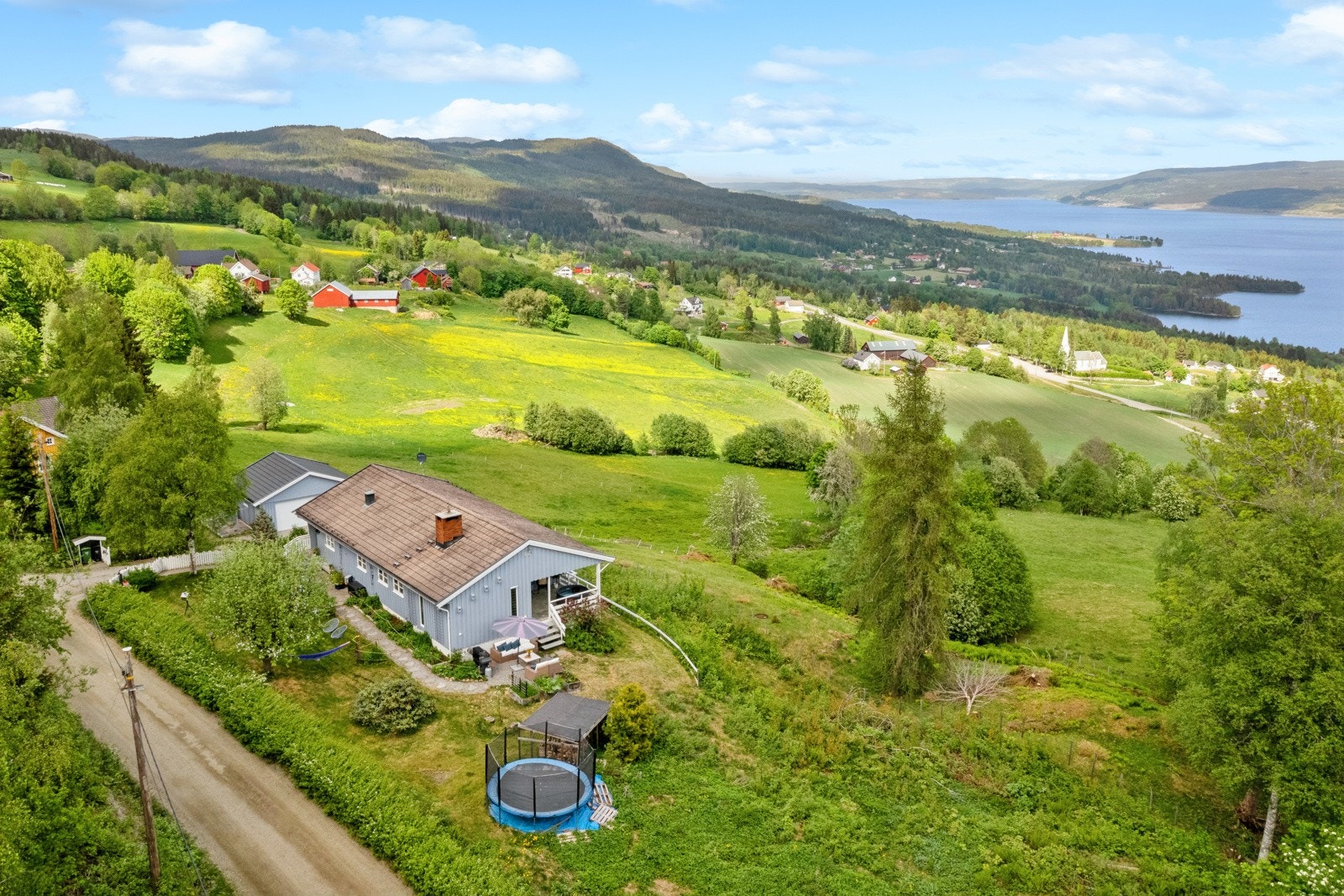 Tomten gir rikelig med boltreplass for store og små. Galleribilde