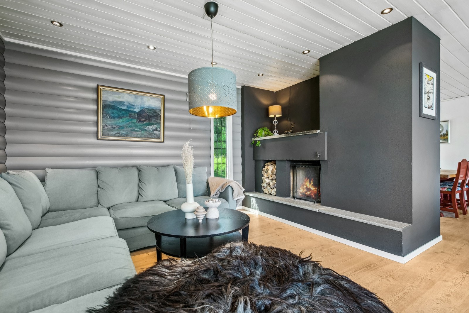 Stuen har en egen TVstue-del med peisovn som gir ekstra varme og hygge på kjølige høst- og vinterkvelder. Galleribilde