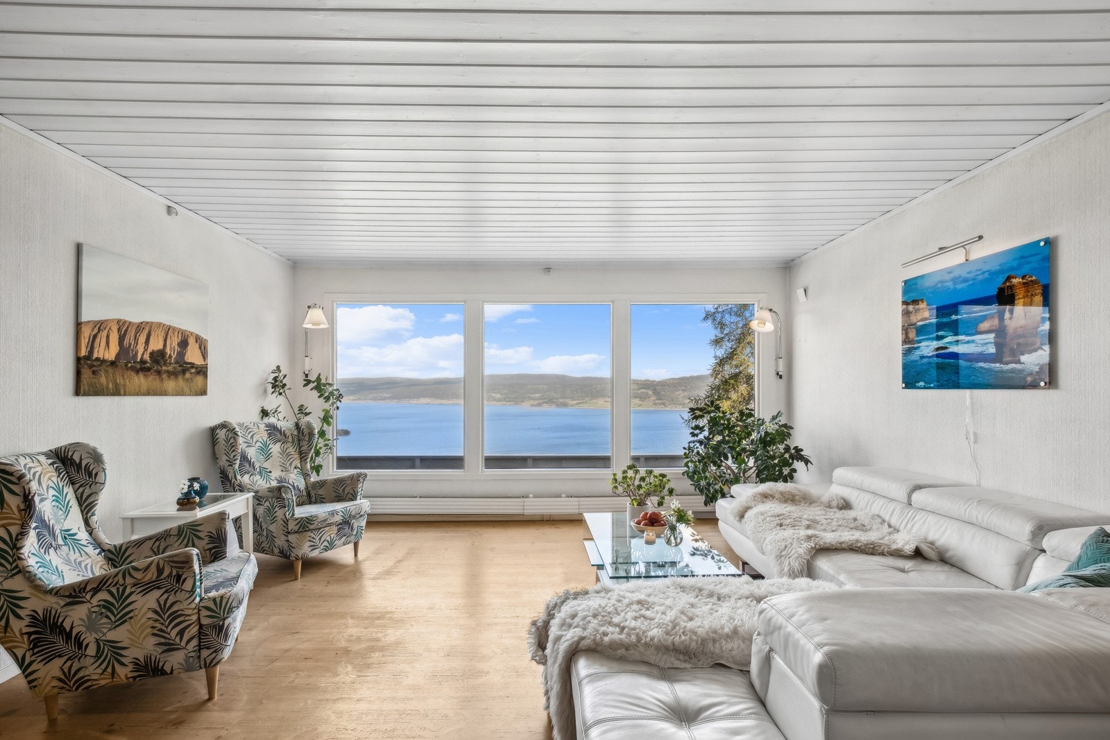De store vindusflatene gir rikelig med naturlig lysinnslipp som skaper en god atmosfære i boligen. Galleribilde