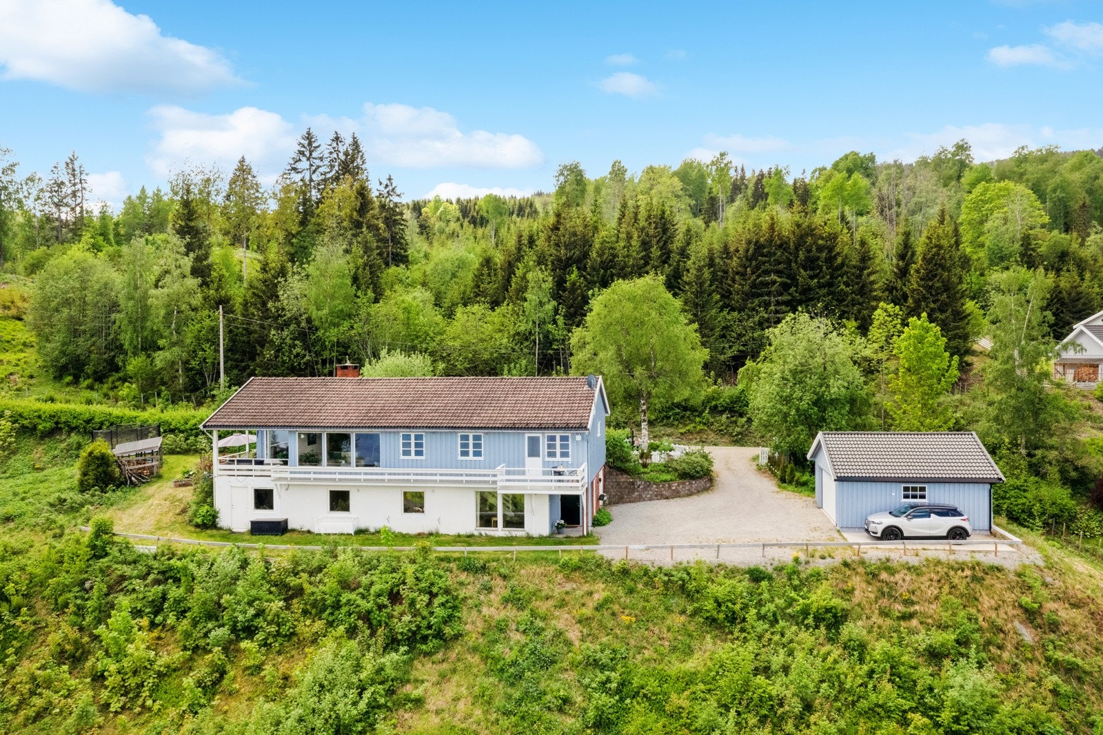 Det medfølger parkering i integrert garasje, frittstående garasje og på tomten. Galleribilde