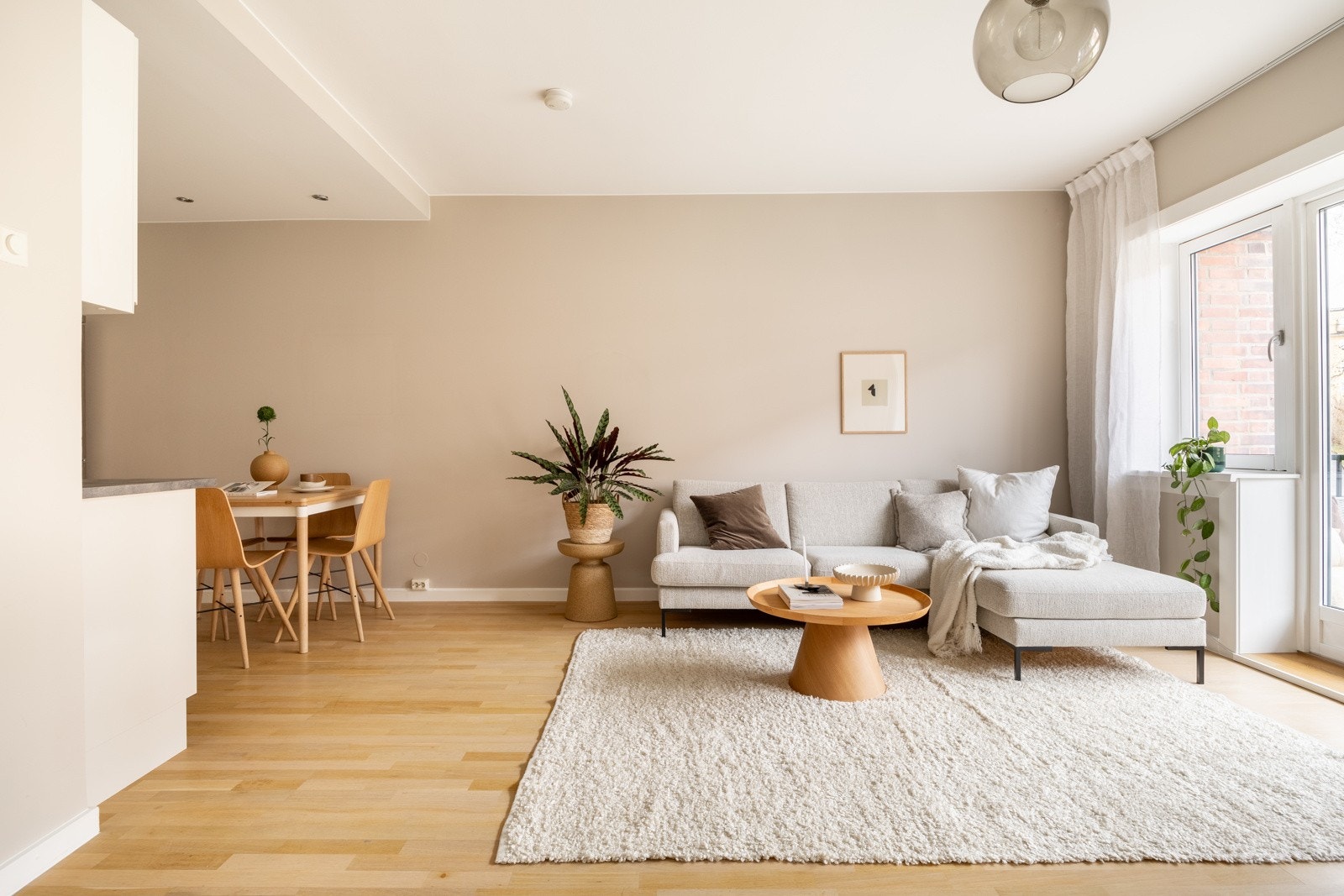 Leiligheten har en praktisk planløsning med åpen kjøkkenløsning vendt mot stue. Galleribilde