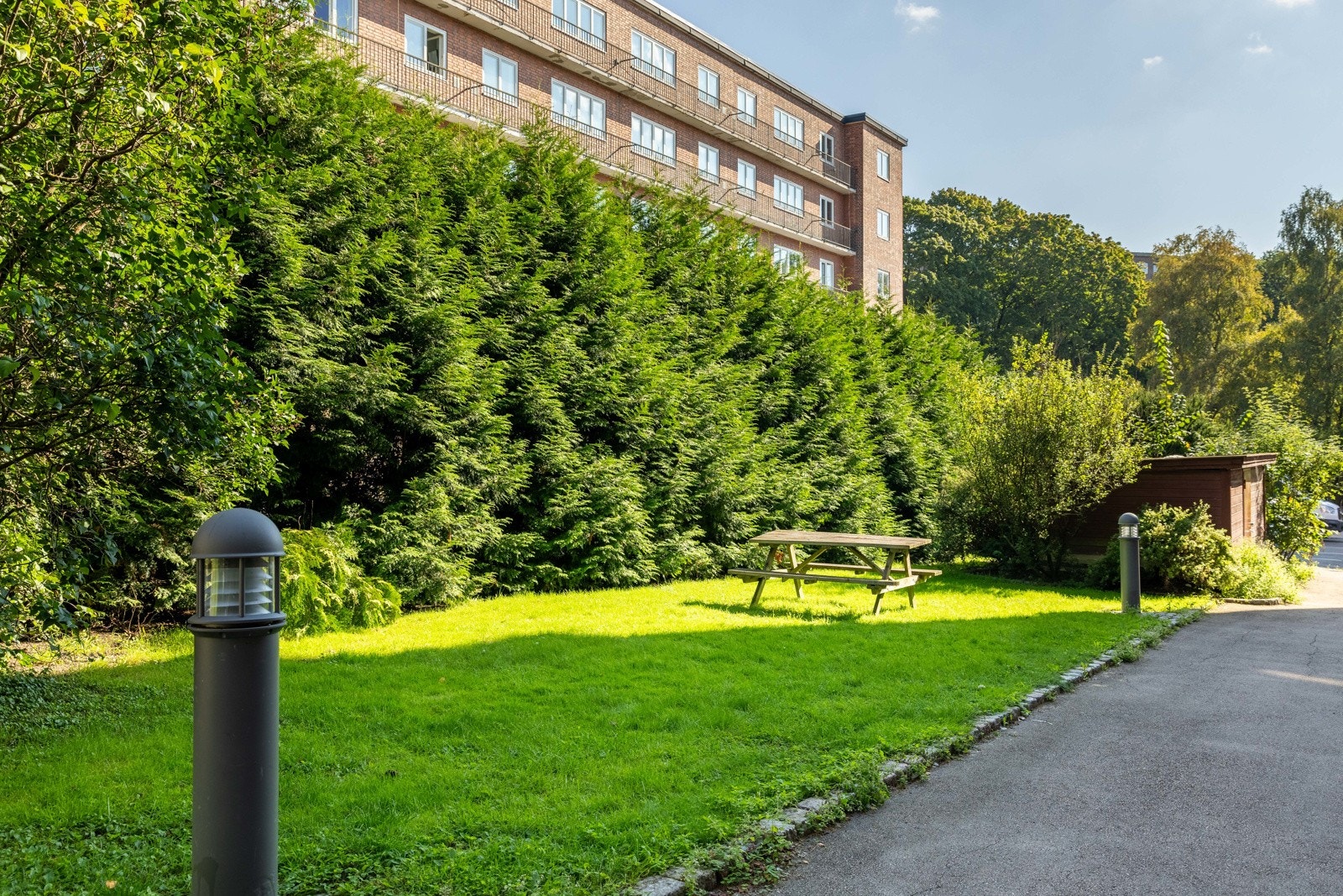 Veldrevet sameie med store, flotte uteområder. Galleribilde
