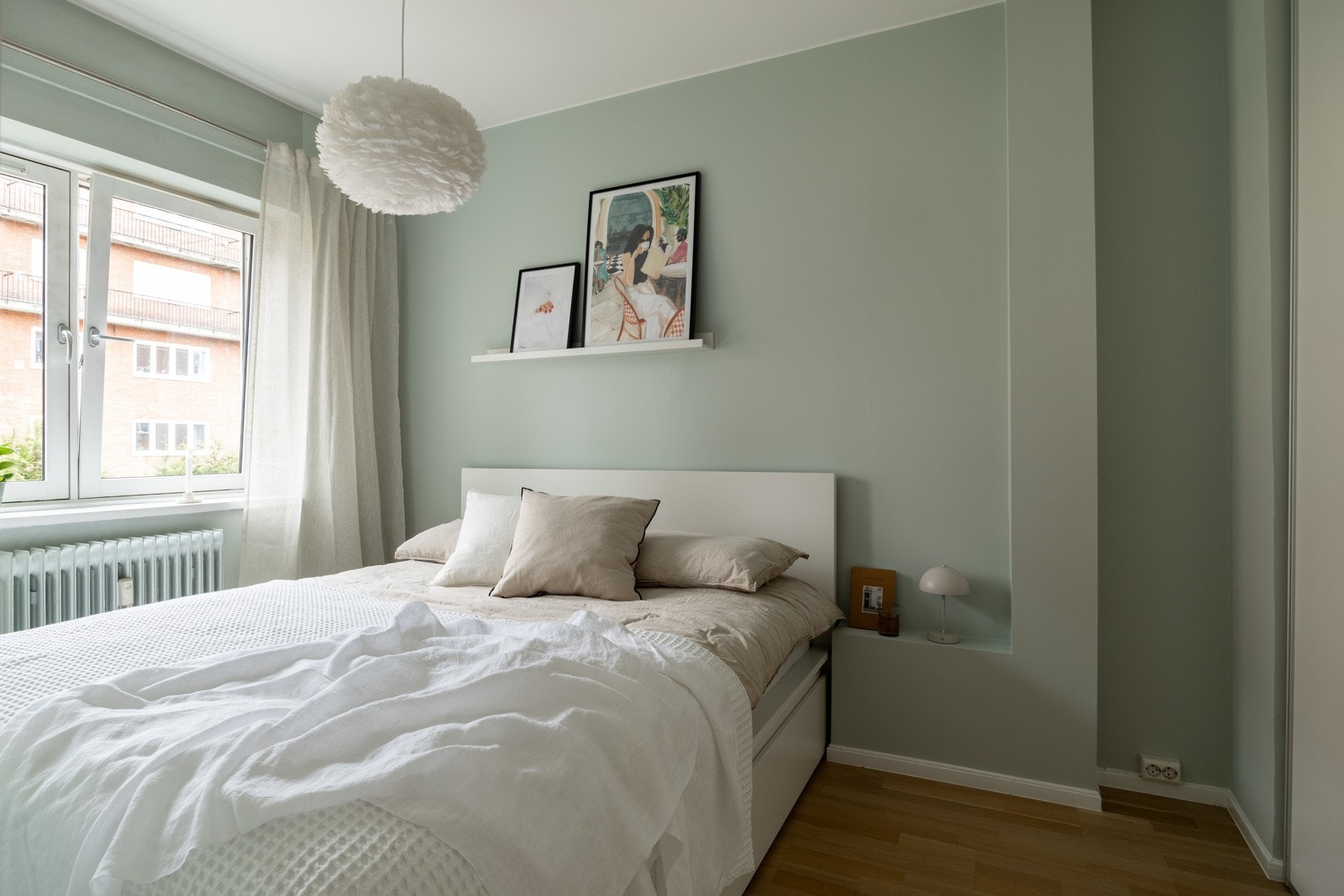 Leilighetens soverom er av god størrelse med plass til stor dobbeltseng. Galleribilde